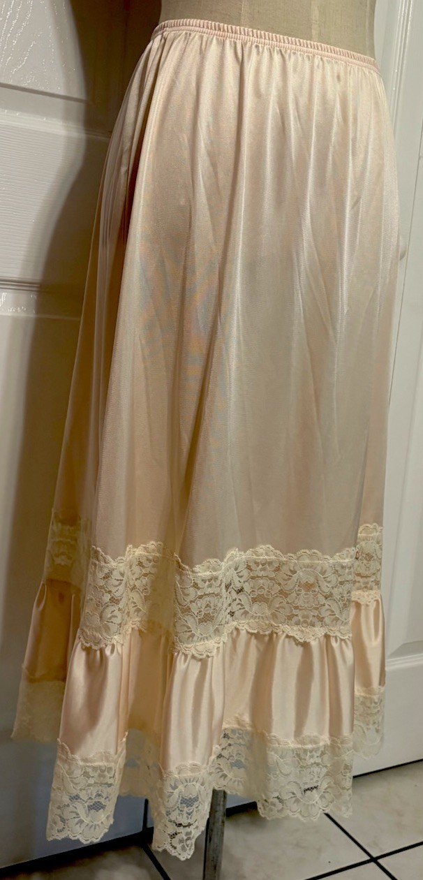 Vintage Applause M Half Slip USA Soft Ruffle Tiered Chantilly Lace Peachy Pink