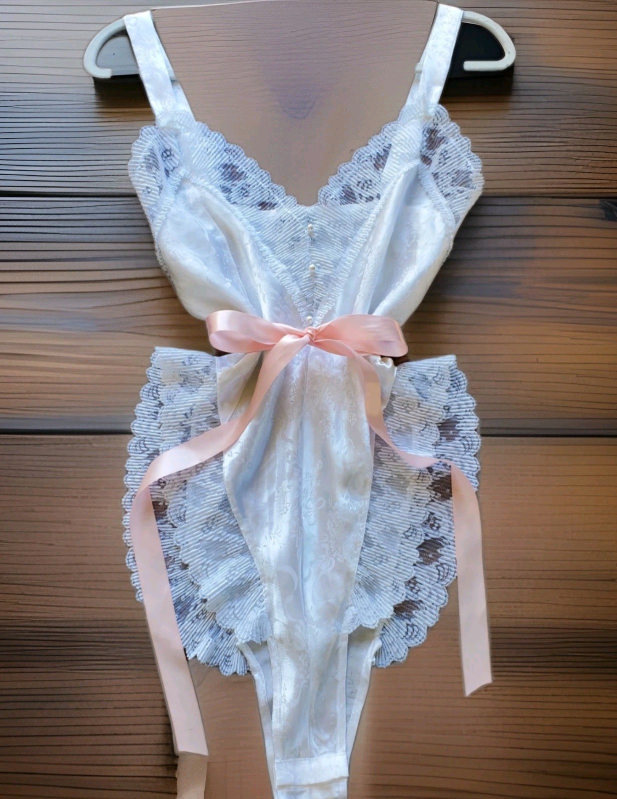 STUNNiNG VTG LAUREN ALEXANDRA WHiTE SATiN BOW PRiNT LiNGERiE TEDDY BODYSUiT