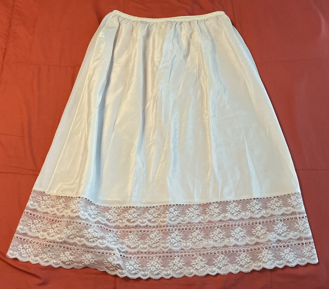 Vtg Barbizon Petti-Chic Ivory Half Slip Crepe Remarque L25- With 6” Lace