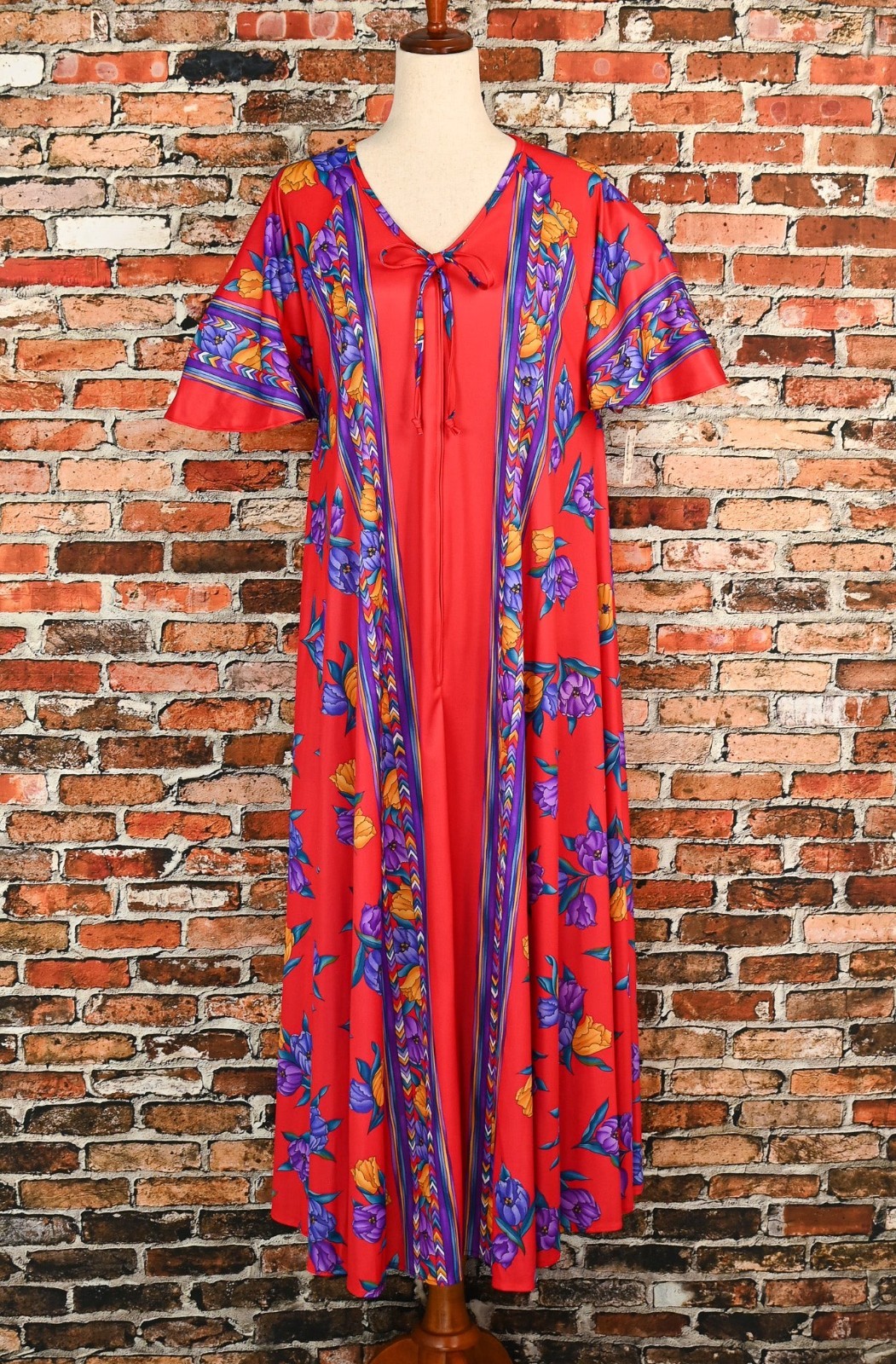 DEADSTOCK – Vintage 70s Red & Purple Floral TIGER LILY House Dress