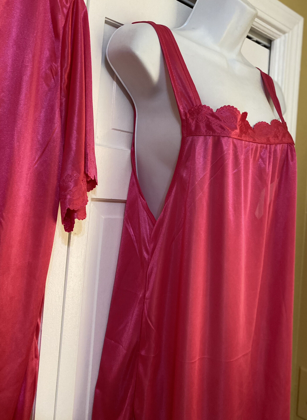 VINTAGE Nine’s Peignoir Set NIGHTGOWN & ROBE Dark Pink Scalloped Trim Medium NOS