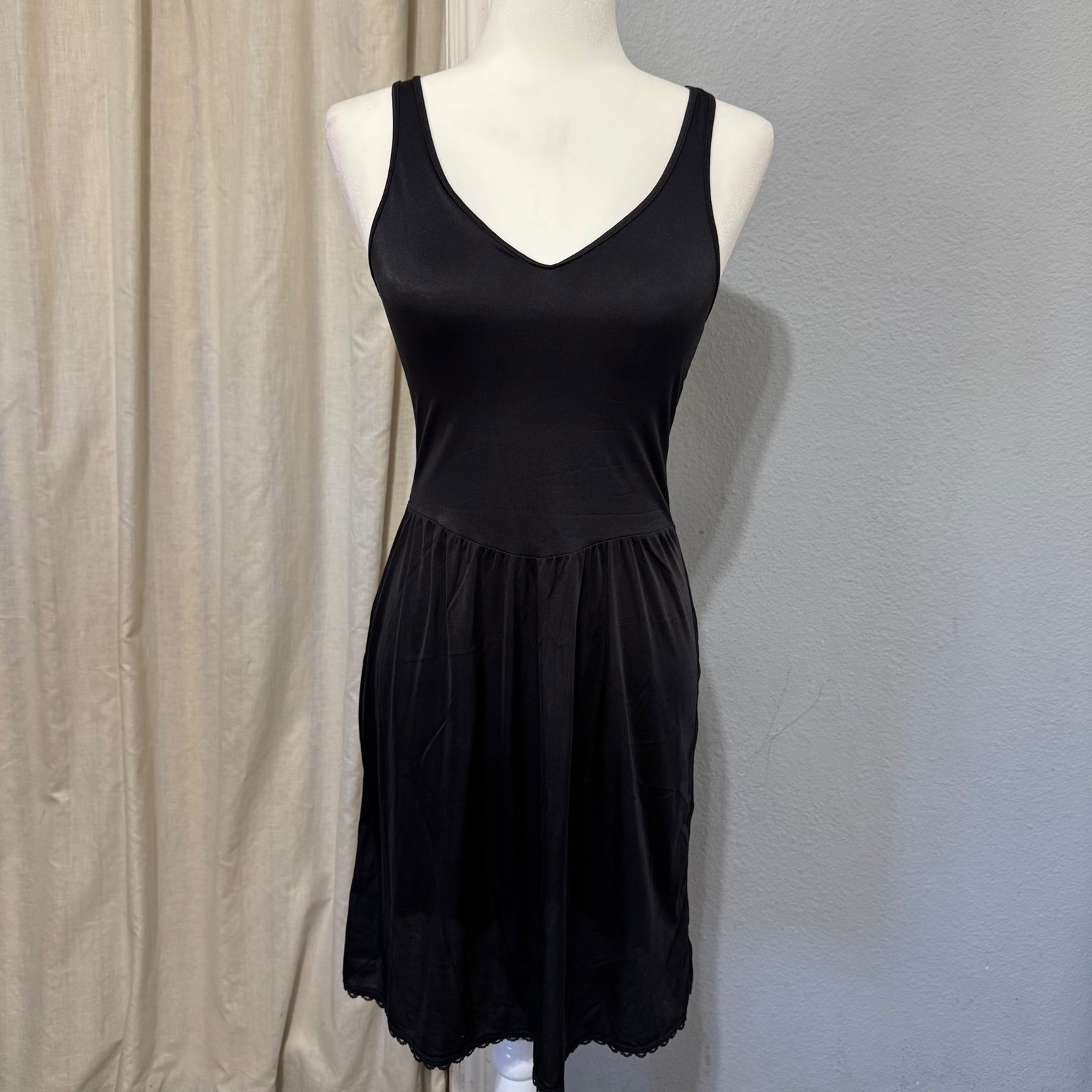 Warners Perfect Measure Vintage Black Full Slip Lace Trim V-Neck 55728 Size 36