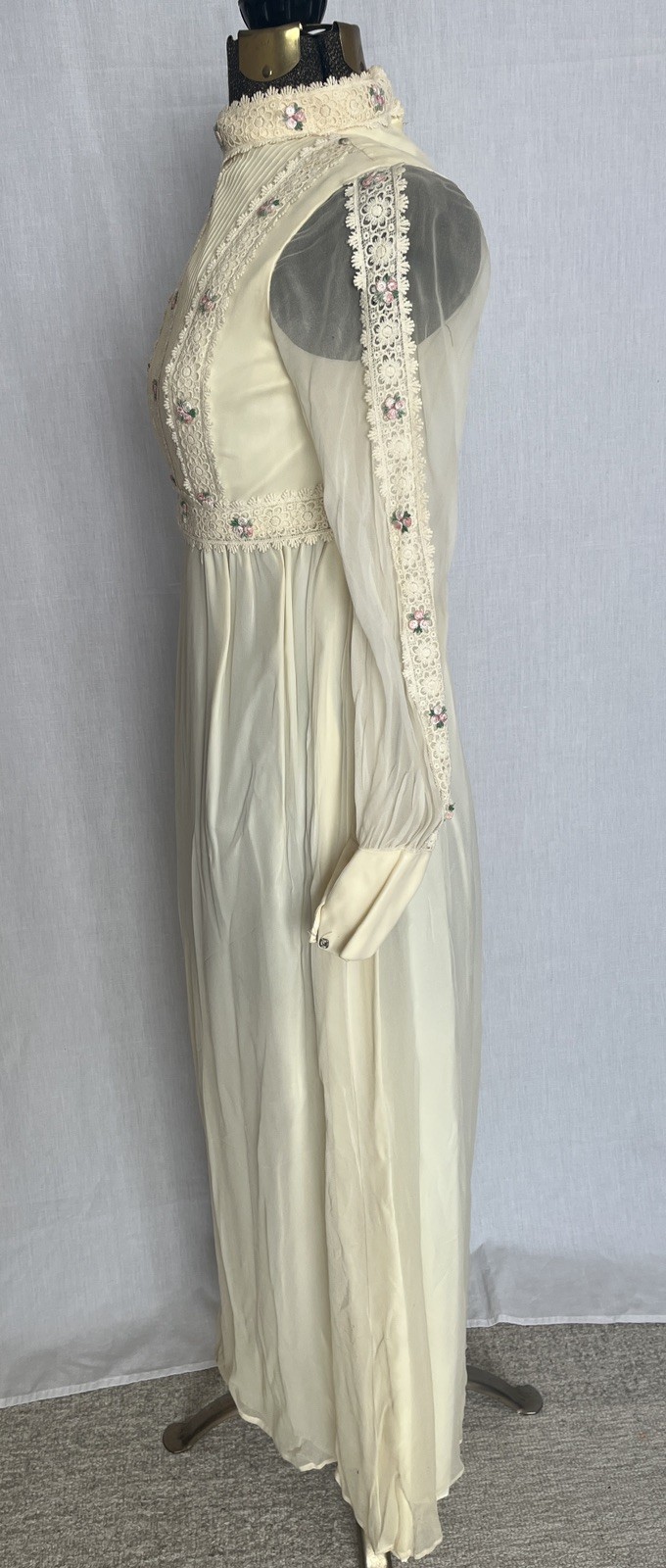 VINTAGE Boho Cottagecore Prairie Cream Dress Rose Details