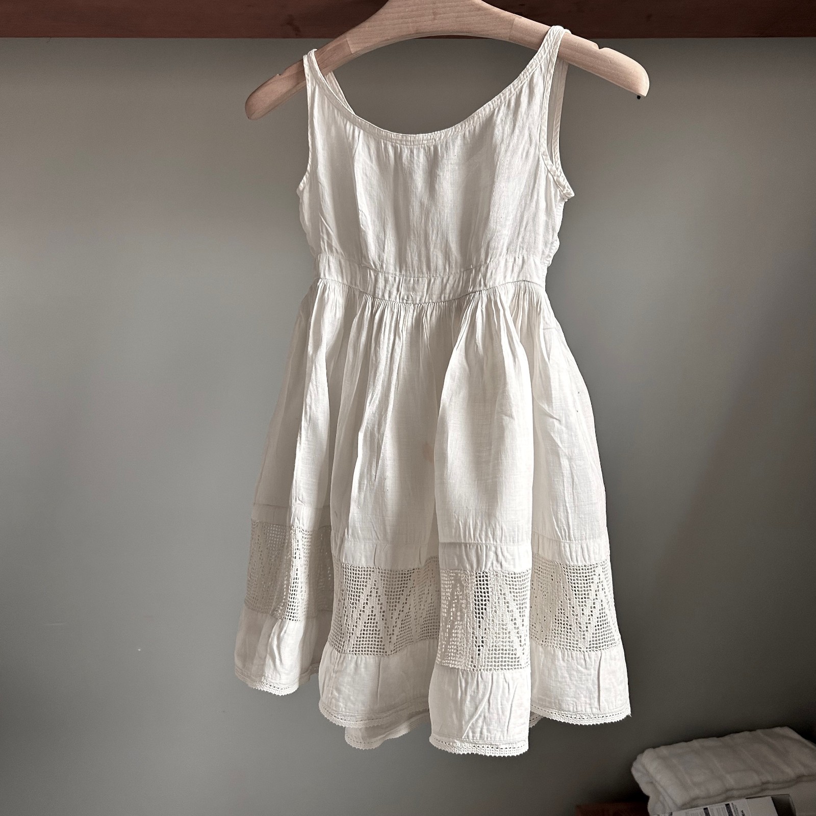Antique 1890s 1900s Edwardian Girls Linen Dress Crochet Lace Trim 25 Bust