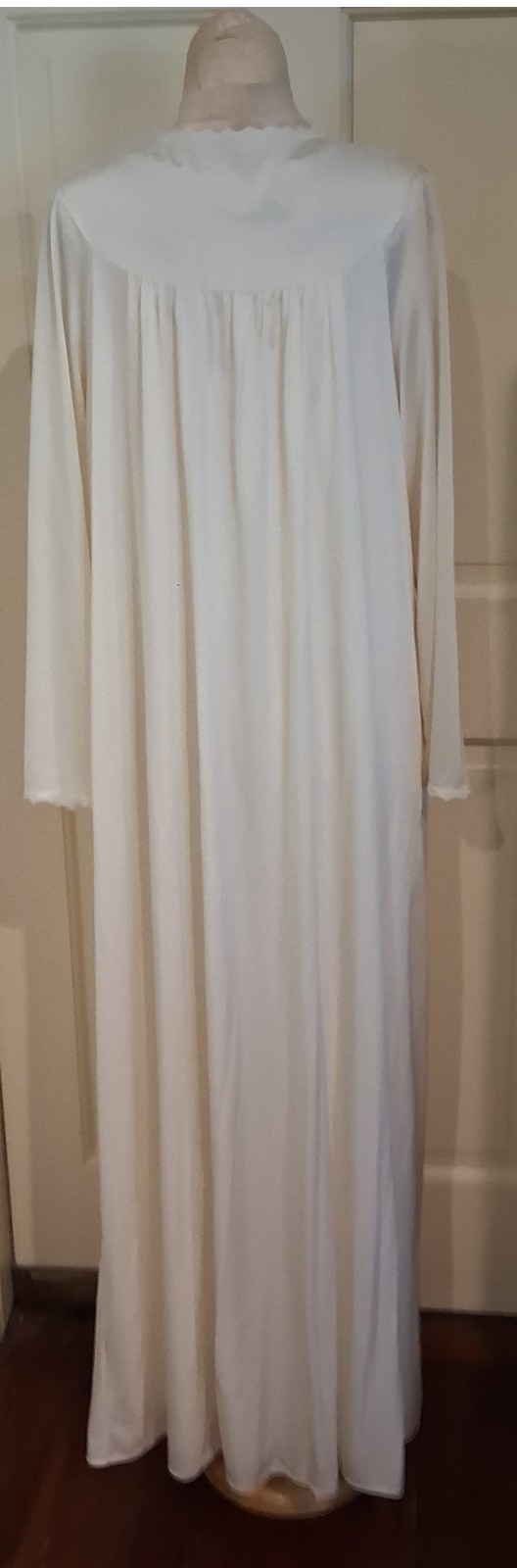 Shadowline Vintage Light Cream ivory Color Nylon Nightgown & Robe Set Size M