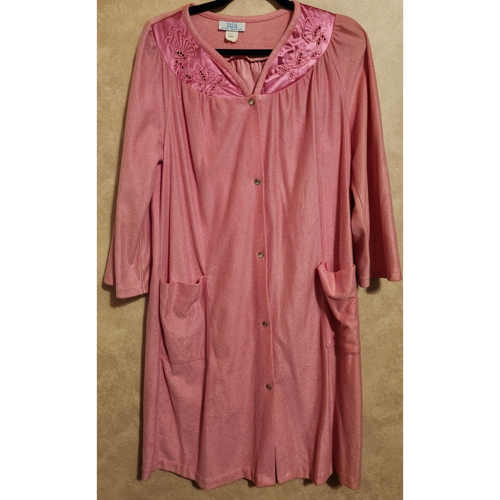 Vintage Tara New York Pink Floral Embroidered Snap Front Housecoat Robe Medium