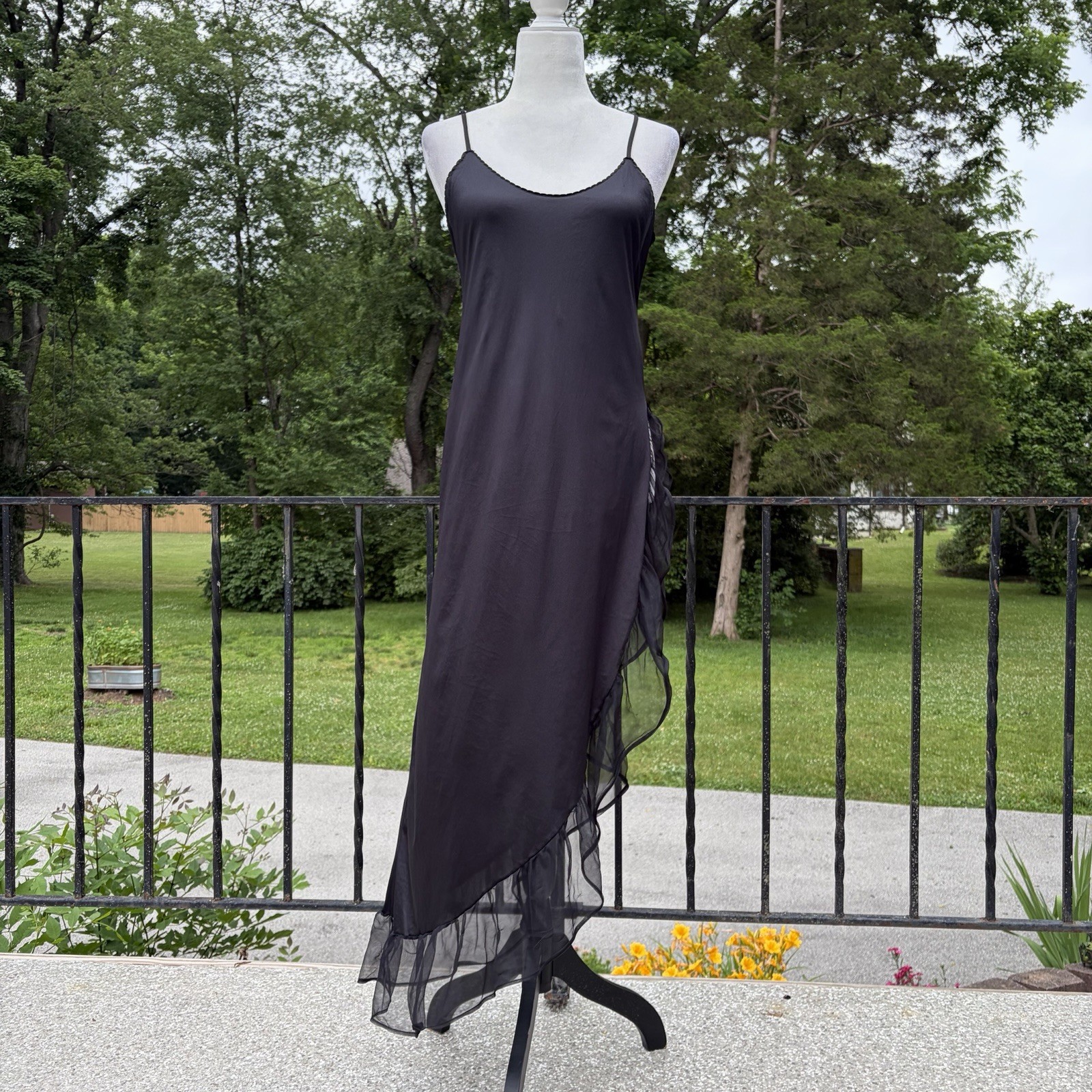 Vintage Lady Cameo Black Nylon Asymmetric Ruffle Nightgown Womens Size Large