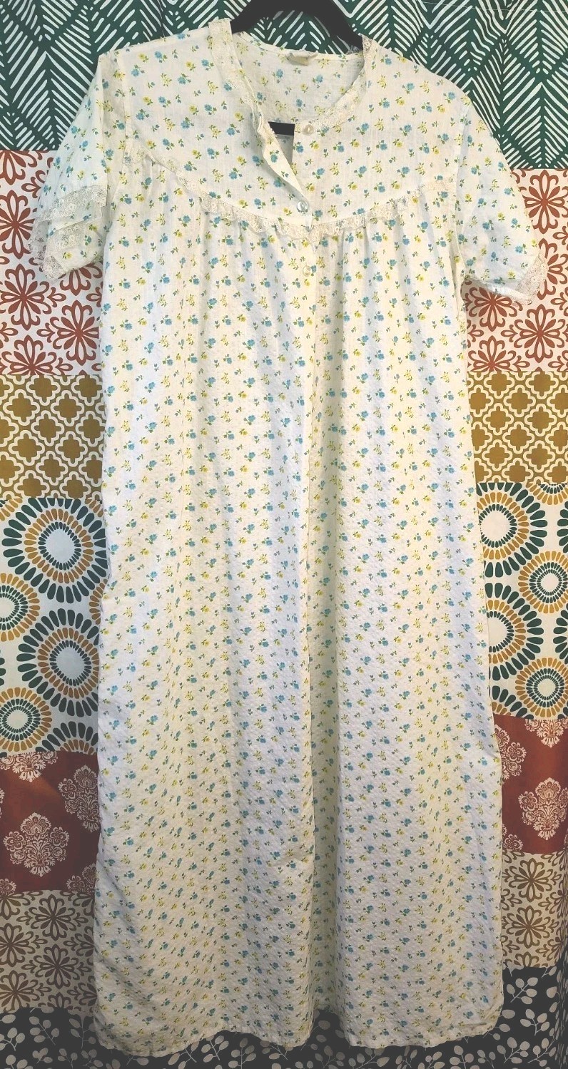 Granny night gown vintage maybe by Katz lace trim with rosette pattern RETRO MCM