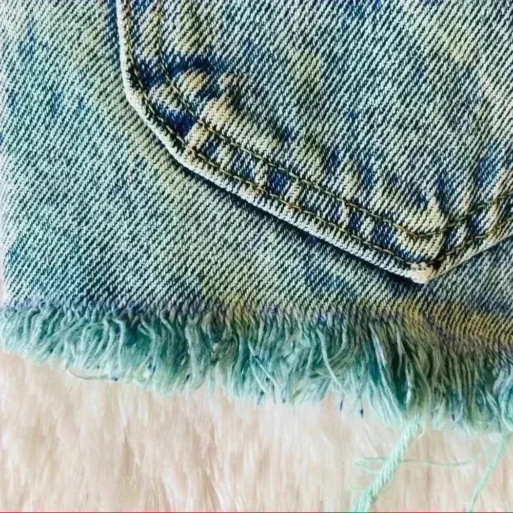 Vintage Vintage Turquoise Tinted High Waisted „Mom” Distress Cutoff Jean Shorts