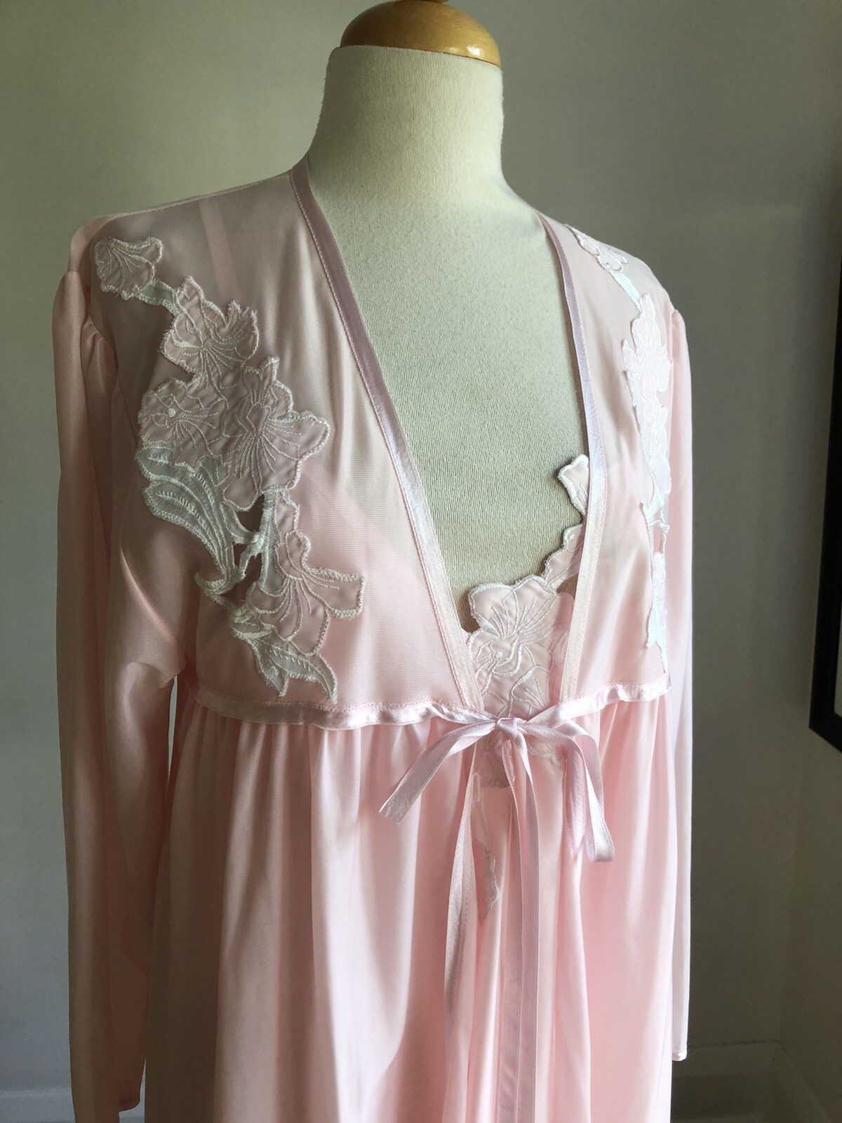 GORGEOUS VTG Made in Yugoslavia Pink White Floral Applique Nightgown Peignoir M