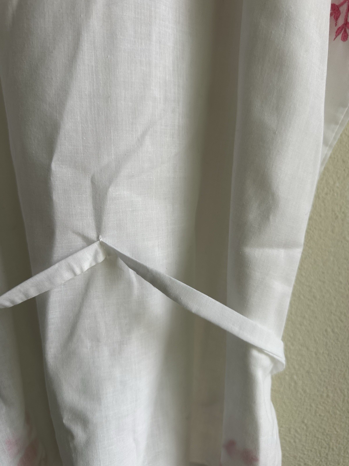 Vintage 70’s/80’s Embroidered Blouse with Tie Women’s Size M White and pink