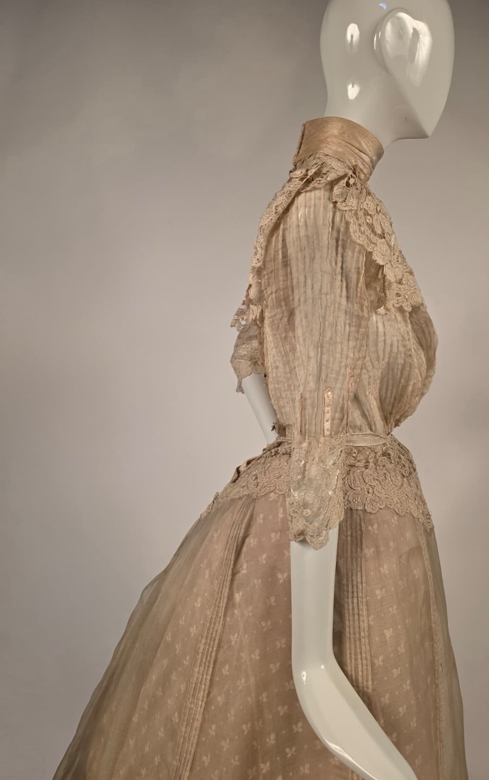 ETHEREAL EARLY EDWARDIAN COTTON ORGANDY DRESS W SPIDERWEB LACE + RICH RUFFLES