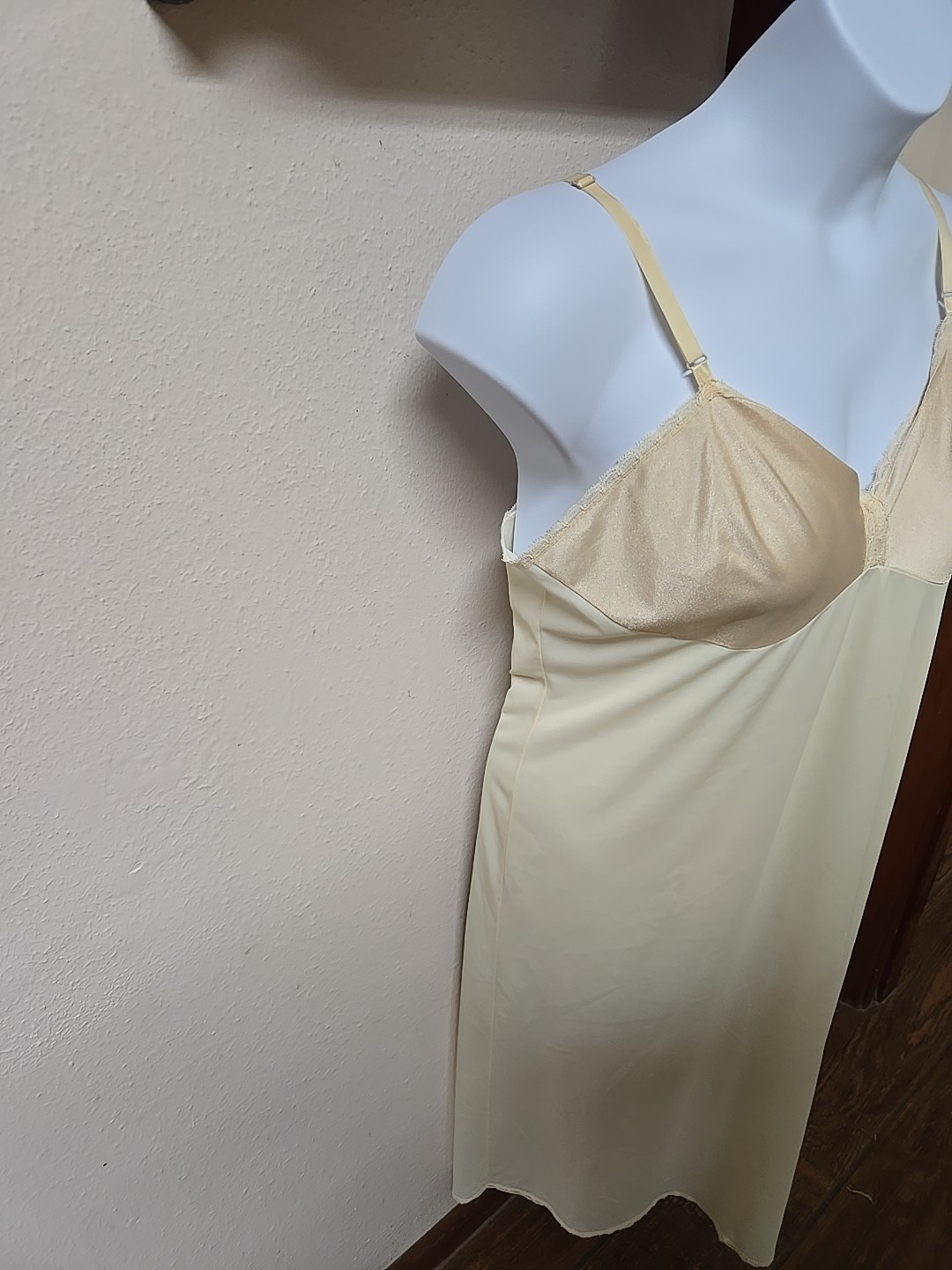 VTG Vanity Fair Cream Lightweight Dacron Polyester Lace Slip Long Dress Sz 40 L