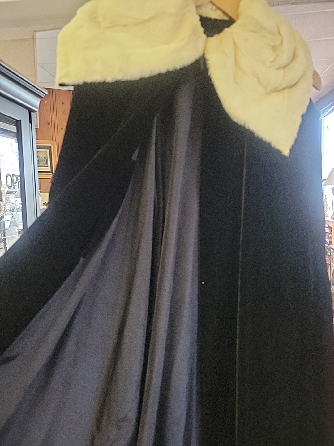 AMAZING VINTAGE 30’S COLLARED BLACK VELVET & WHITE ERMINE ART DECO OPERA CAPE