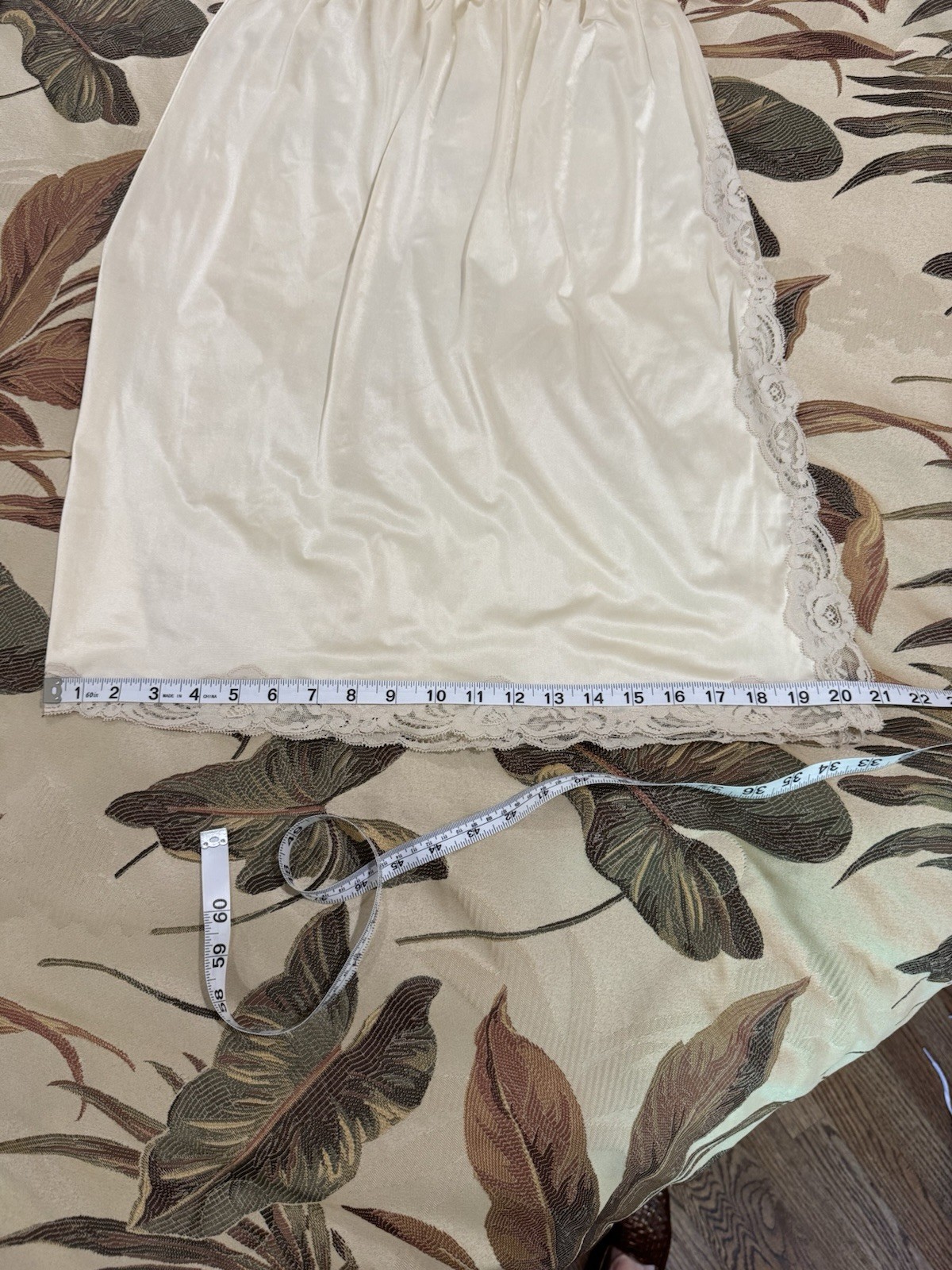 Vanity Fair Ivory Lace Half Slip Size M 26” Long Side Slit