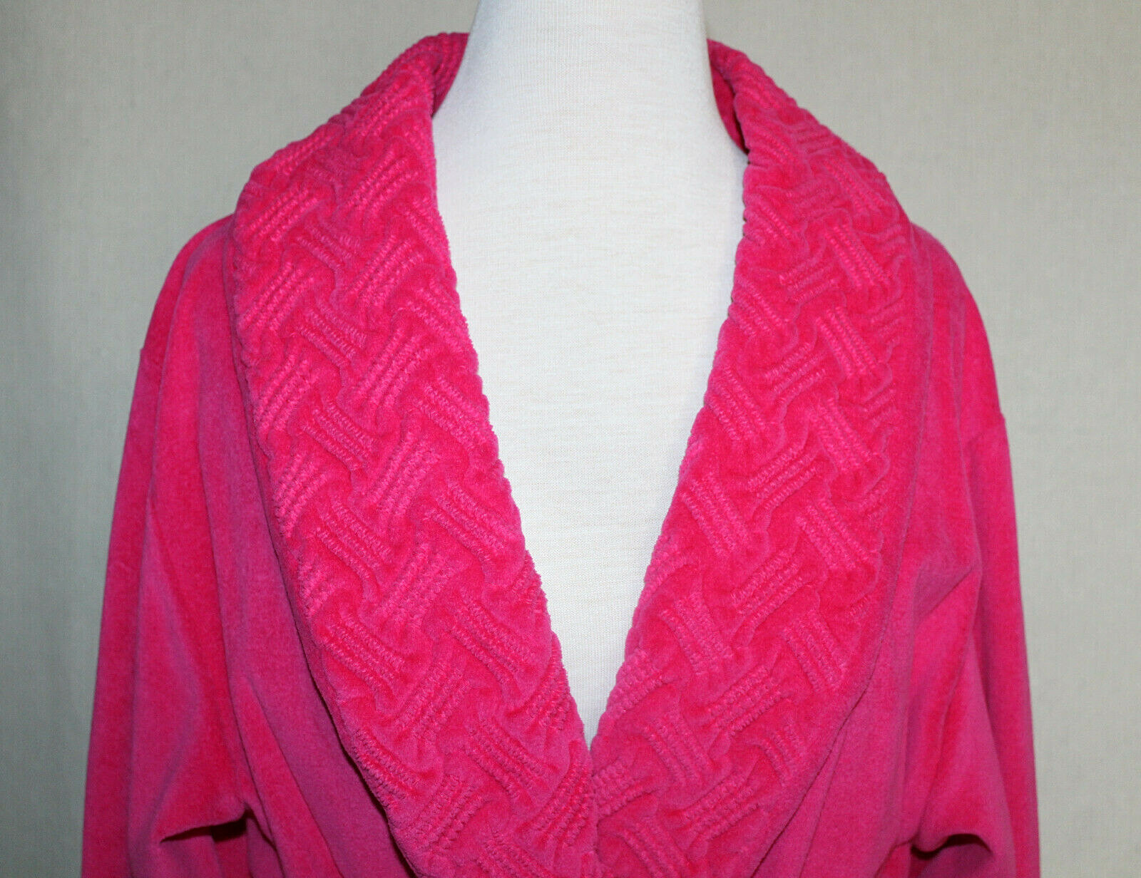 NEW! Vintage GERRY Plush Velour PINK Bathrobe w Embossed Design Trim Size Medium