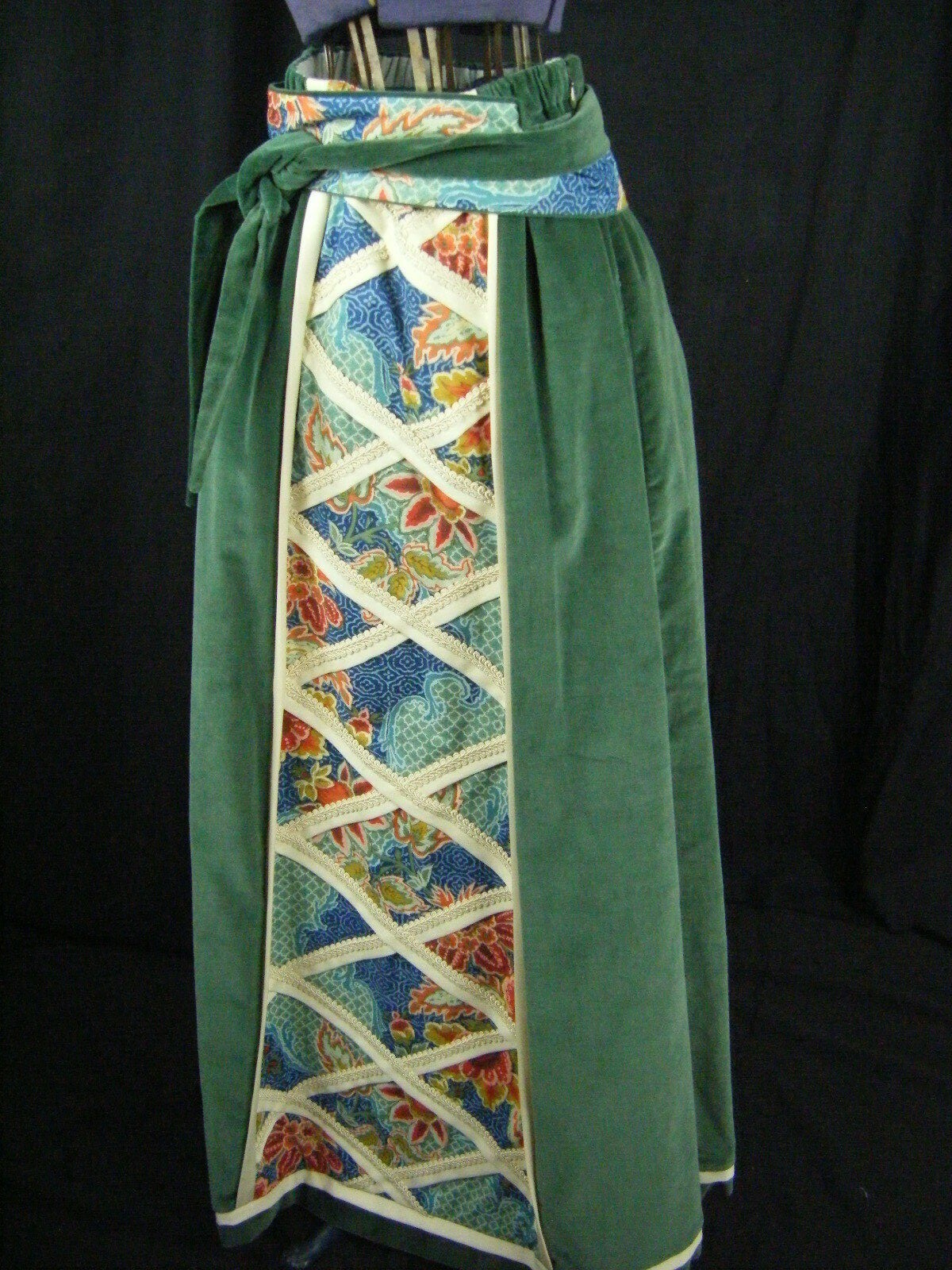 CHESSA DAVIS Vtg 70s Green Velvet Floral Patch Work Skirt & Belt-Waist 24 to 30″