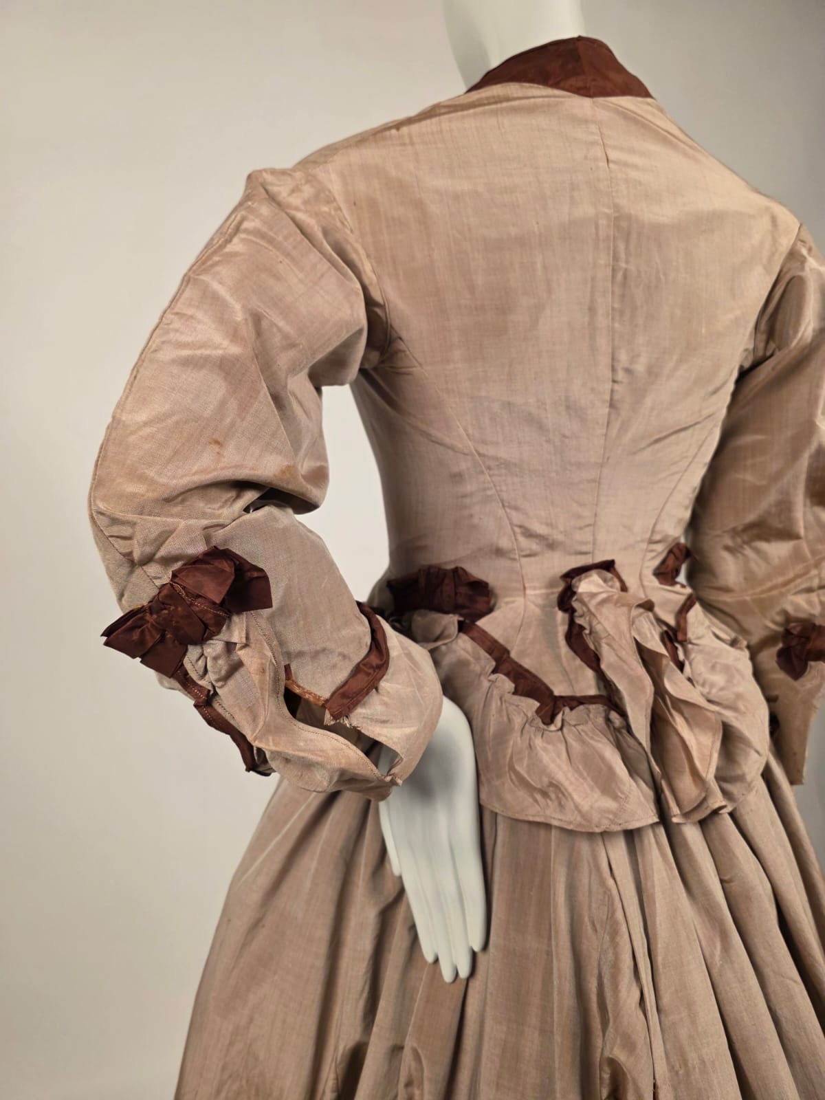 POST CIVIL WAR 1860’S GRAY BOMBAZINE + SILK DRESS W BOW TRIMMED FRONT