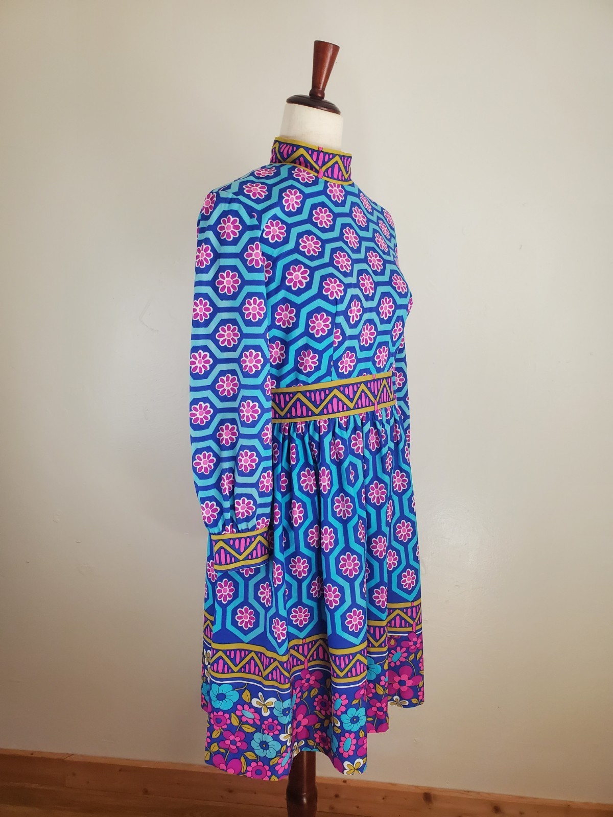 Vintage 70’s Flower Power Psychadelic Mod Neon dress Saks Young Dimensions
