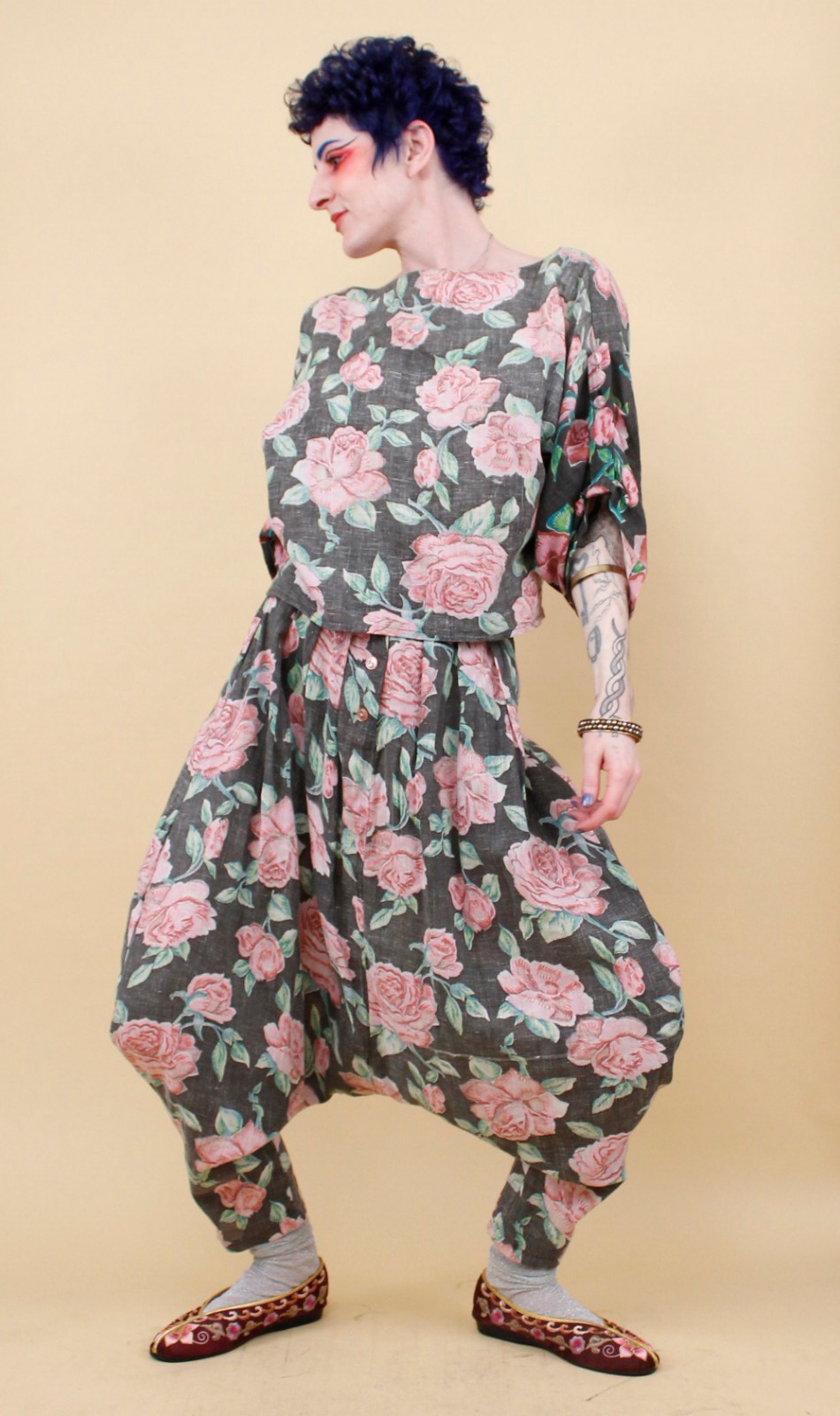 80s Vtg Gauzy Cotton Rose Print Black Pink Floral Drop Crotch Pant Set W27-30″