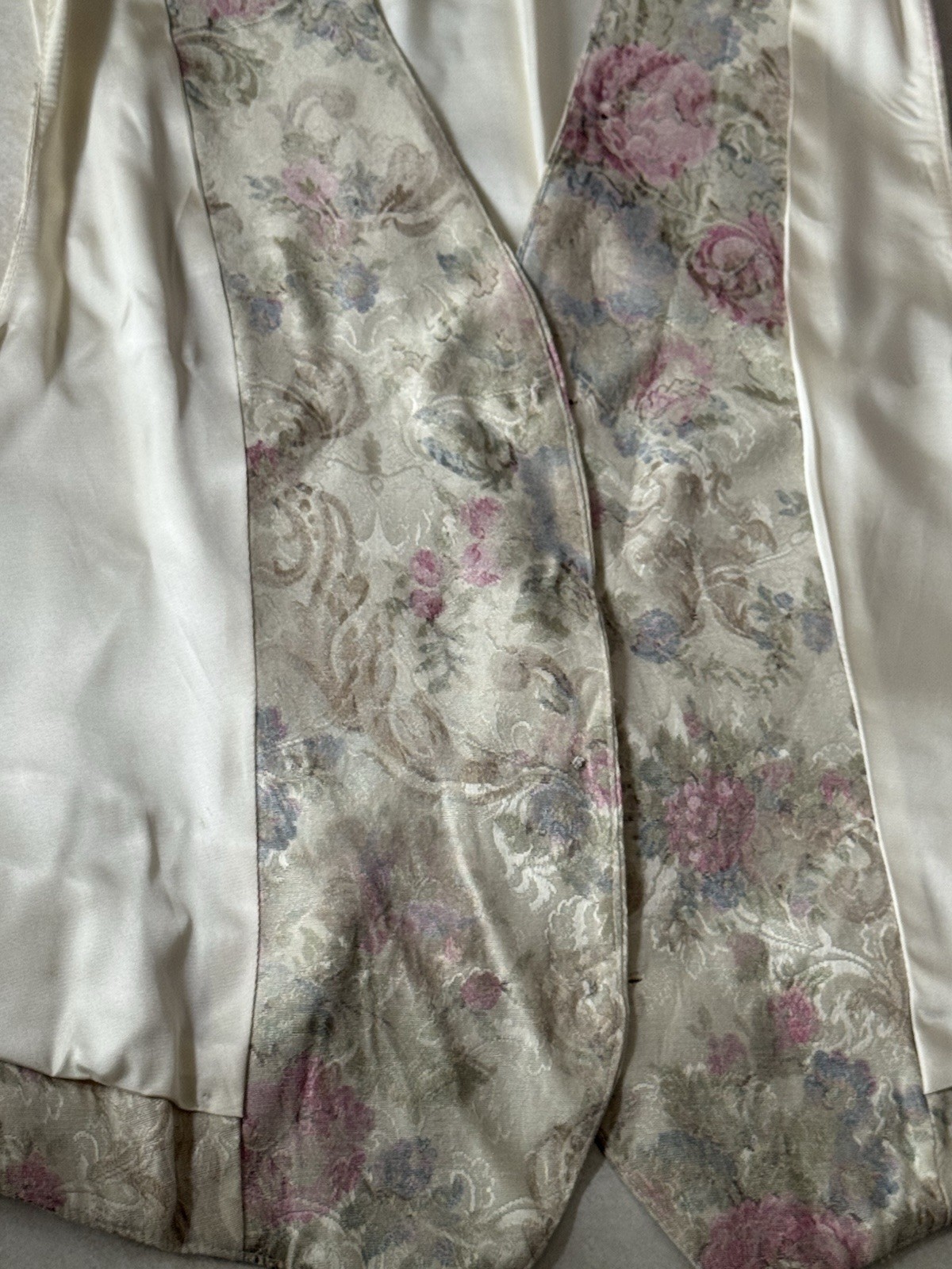 Floral And botanical patterned vest Pink And Cream Embroidered Flowers Vintage