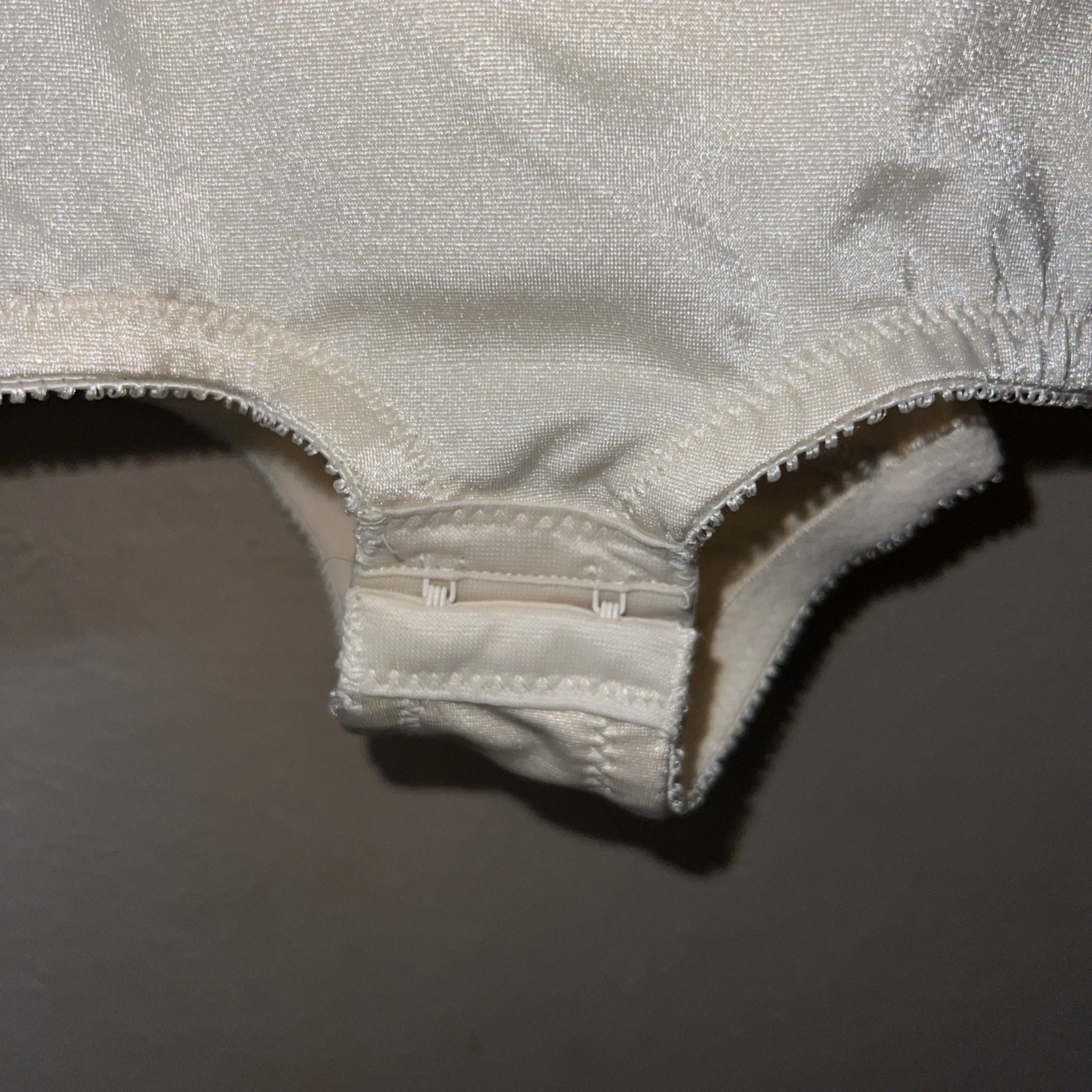UNDERSCORE VINTAGE SATINY IVORY WIRELESS CUPS ALL IN ONE SHAPER CORSET 38B