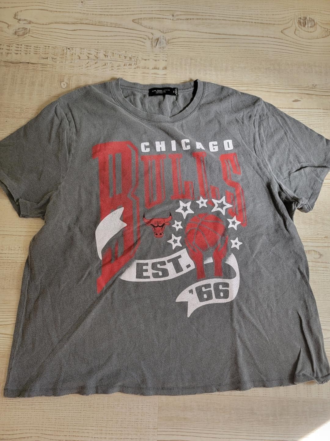 Chicago Bulls Gray And Red Distressed Vintage Tee In 2XL