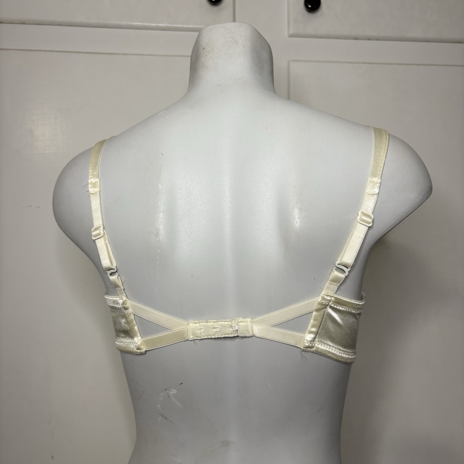 Vintage 90s White Satin Wonderbra Lightly Padded Underwire Bra Size 36C