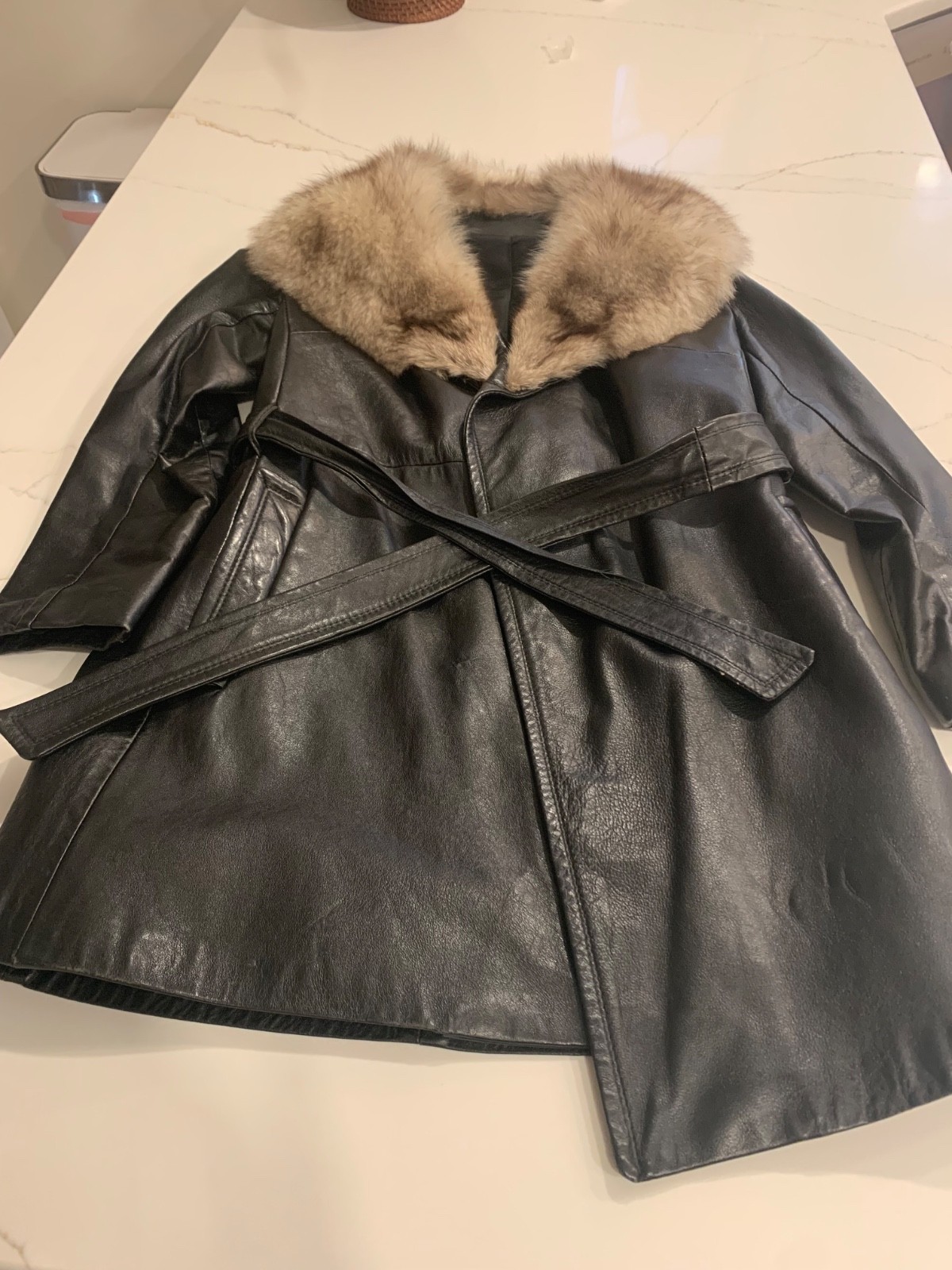 Vintage Black Leather Coat w Fox Fur Collar Timeless Luxury Mob Wife Classic