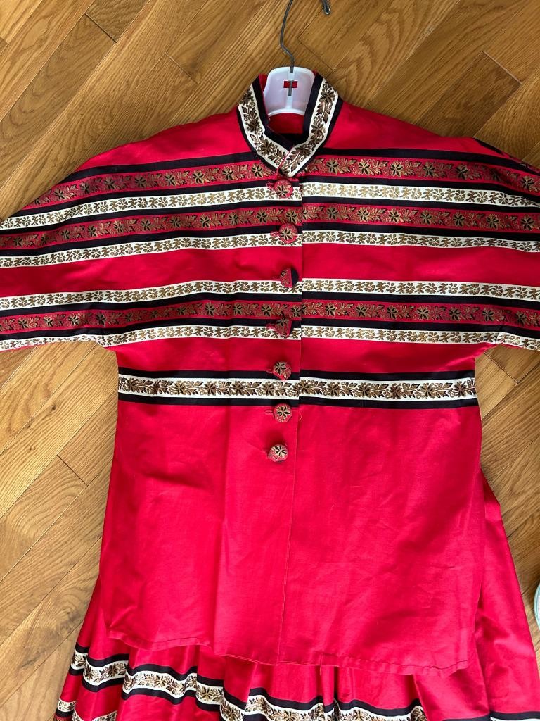 VINTAGE SKIRT & MATCHING BLOUSE RED PRINT. SEE MEASUREMENTS