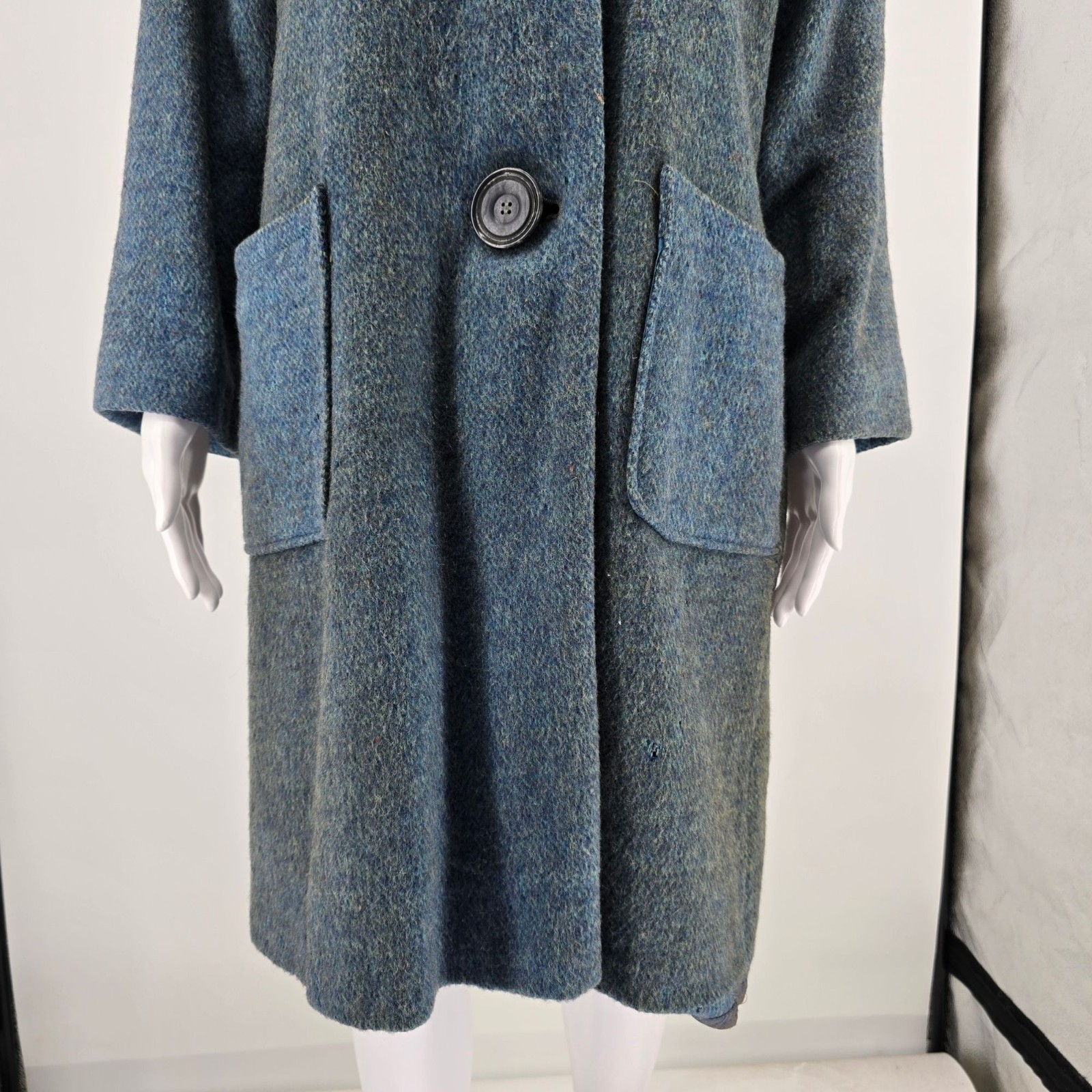 Distressed Vintage 1960s Women’s Heathered Gray-Blue Single-Breasted Coat (M)