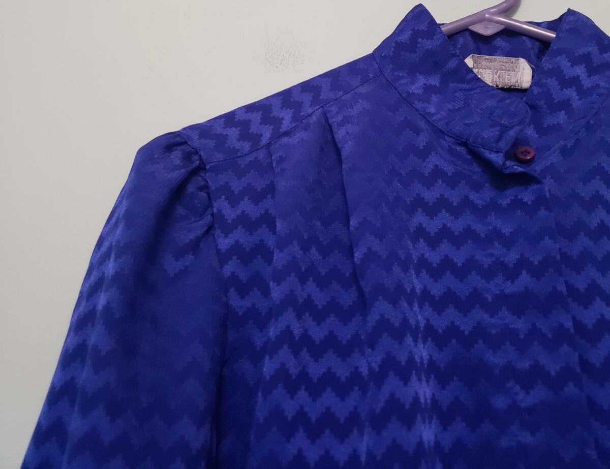 Vtg Anne Klein Womens 14 Blouse Blue High Collar Office Secretary Chevron Shiny