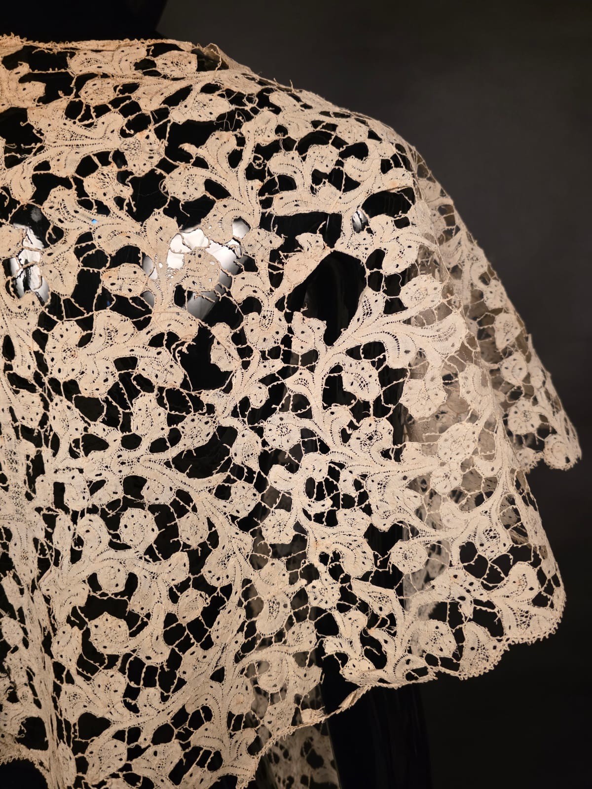 HAND MADE 18TH C LARGE LACE CAPE COLLAR FOR DRESS W FINE PICOT BRIDES