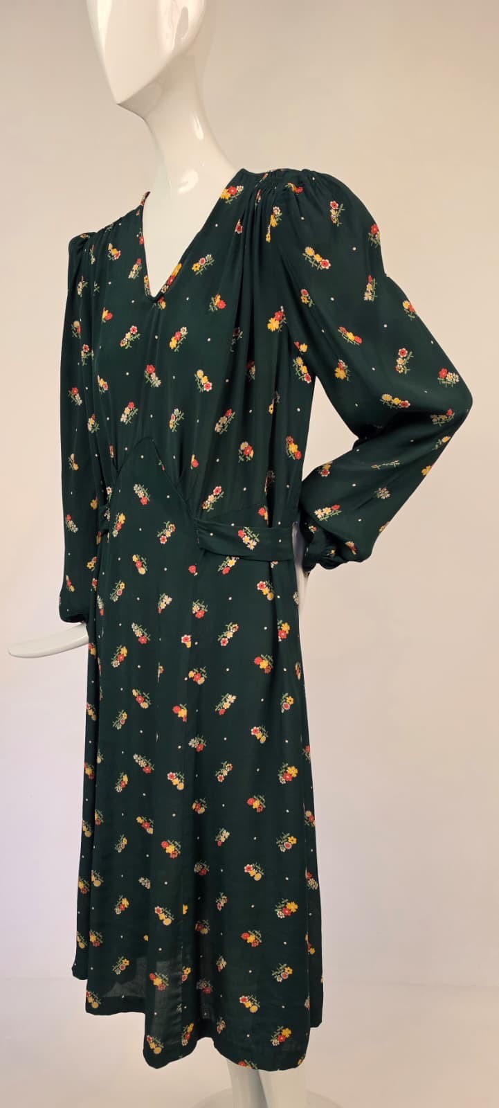 LARGE SIZE 1930’S GREEN SILK DRESS W FLORAL PRINT + PADDED SHOULDERS