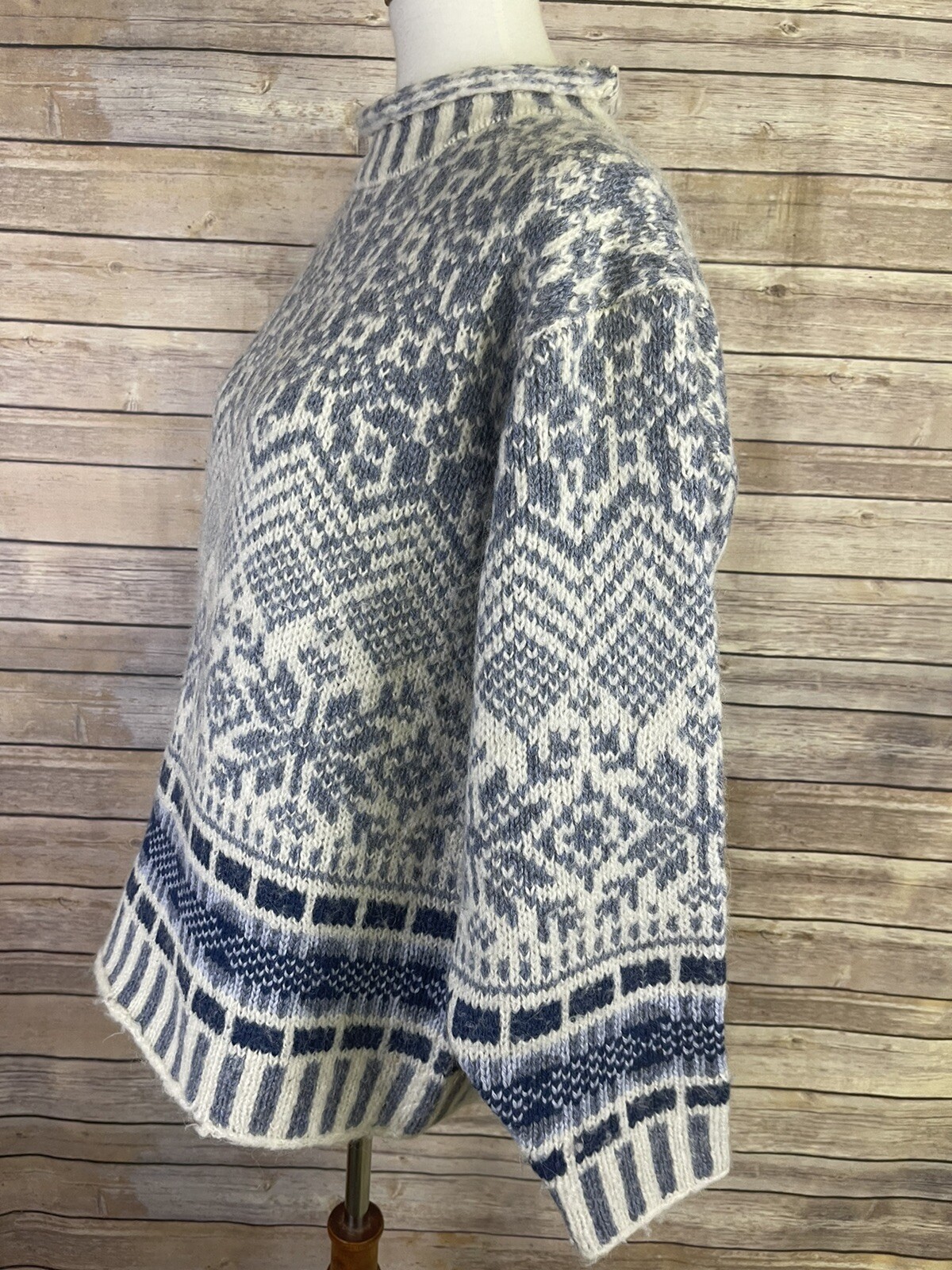 Vintage Woolrich Medium Mock Turtleneck Wool Alpaca Snowflake Sweater Blue White