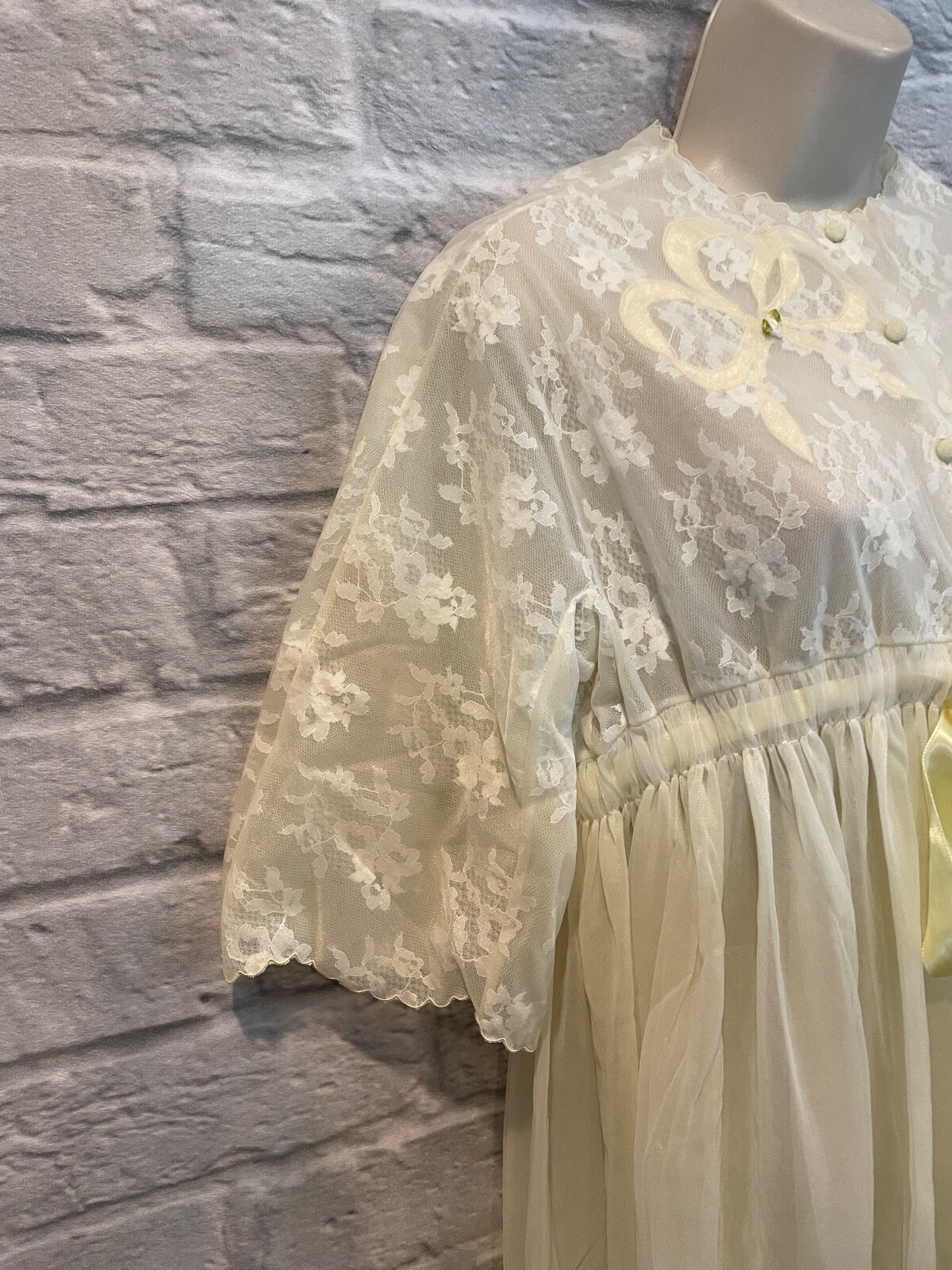 Vintage Eyeful by The Flaums Lord &Taylor Yellow Chiffon Lace Robe Peignor Sz M
