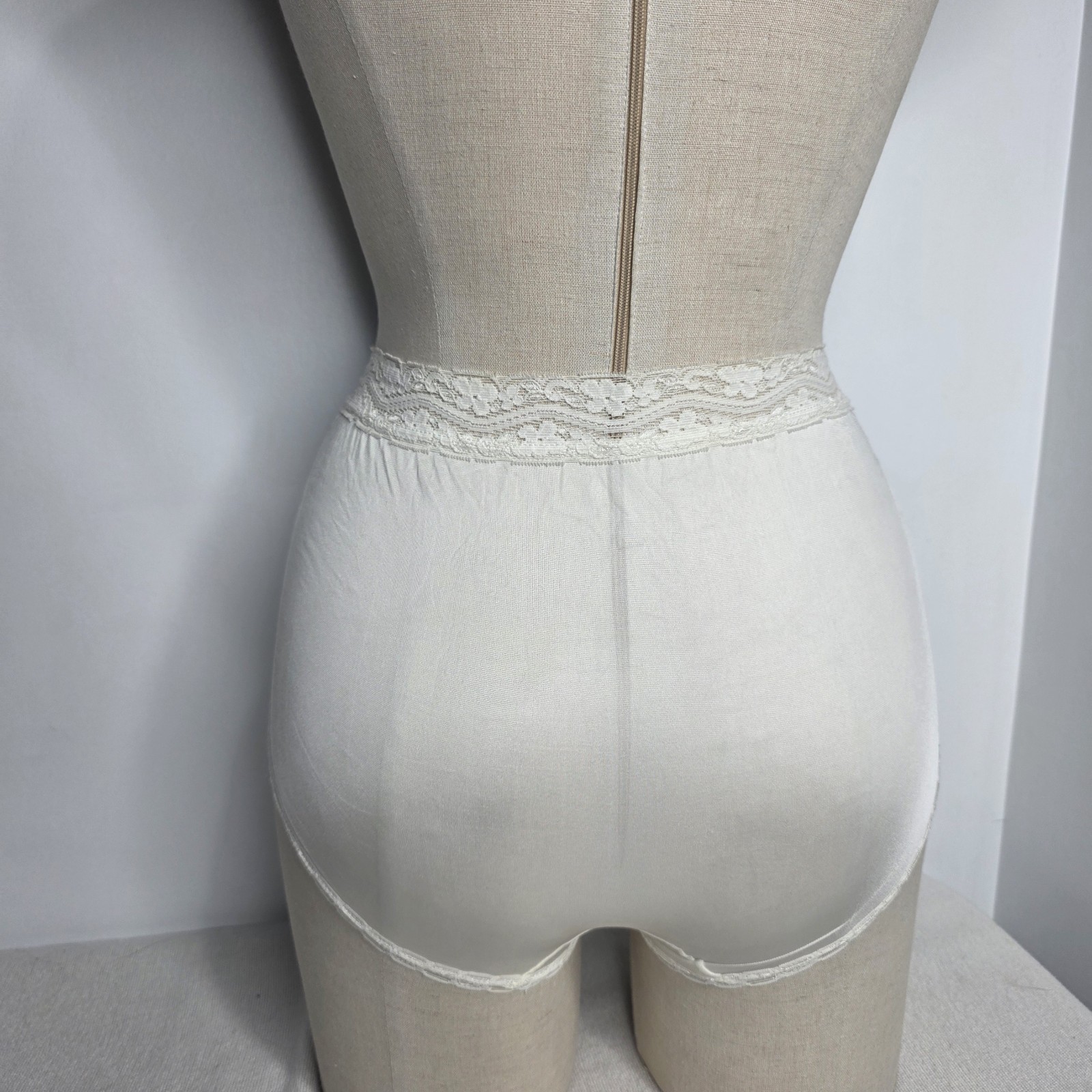 Vintage Bestform White 100% Nylon High Rise 'Granny Panties’ NWT! Size 5