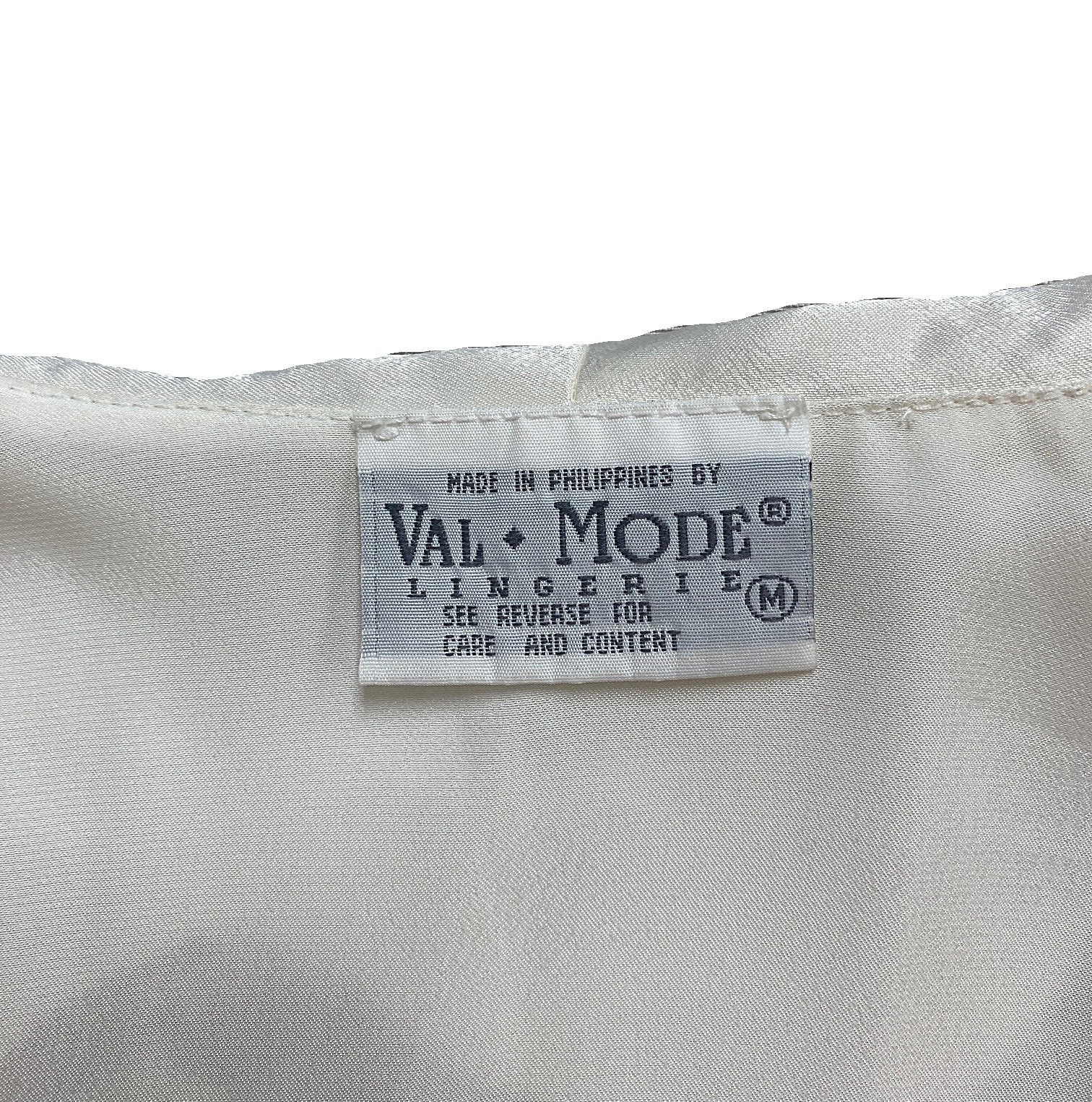 VAL MODE SHORT WHITE VINTAGE WRAP AROUND ROBE WITH EMBELLISHMENTS – Size MEDIUM