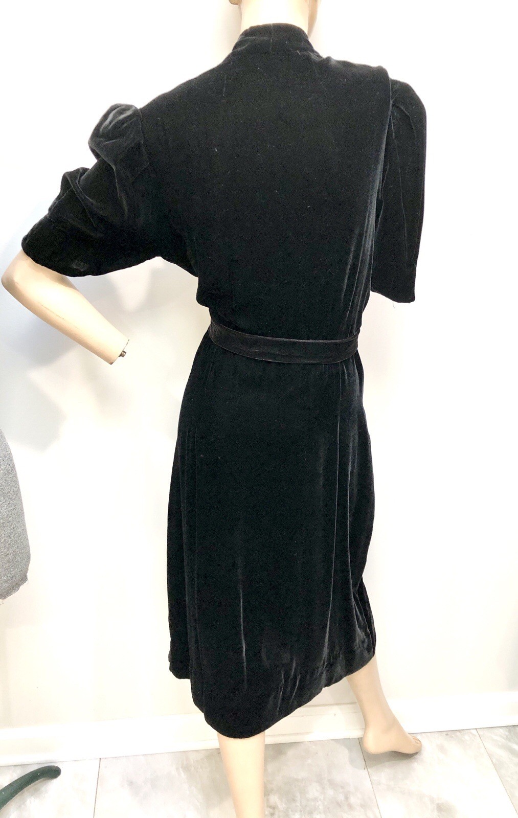 VTG 1930s Black SILK VELVET PUFF-SLEEVE Dress with DECO JEWELED CLIP Excnt Cond