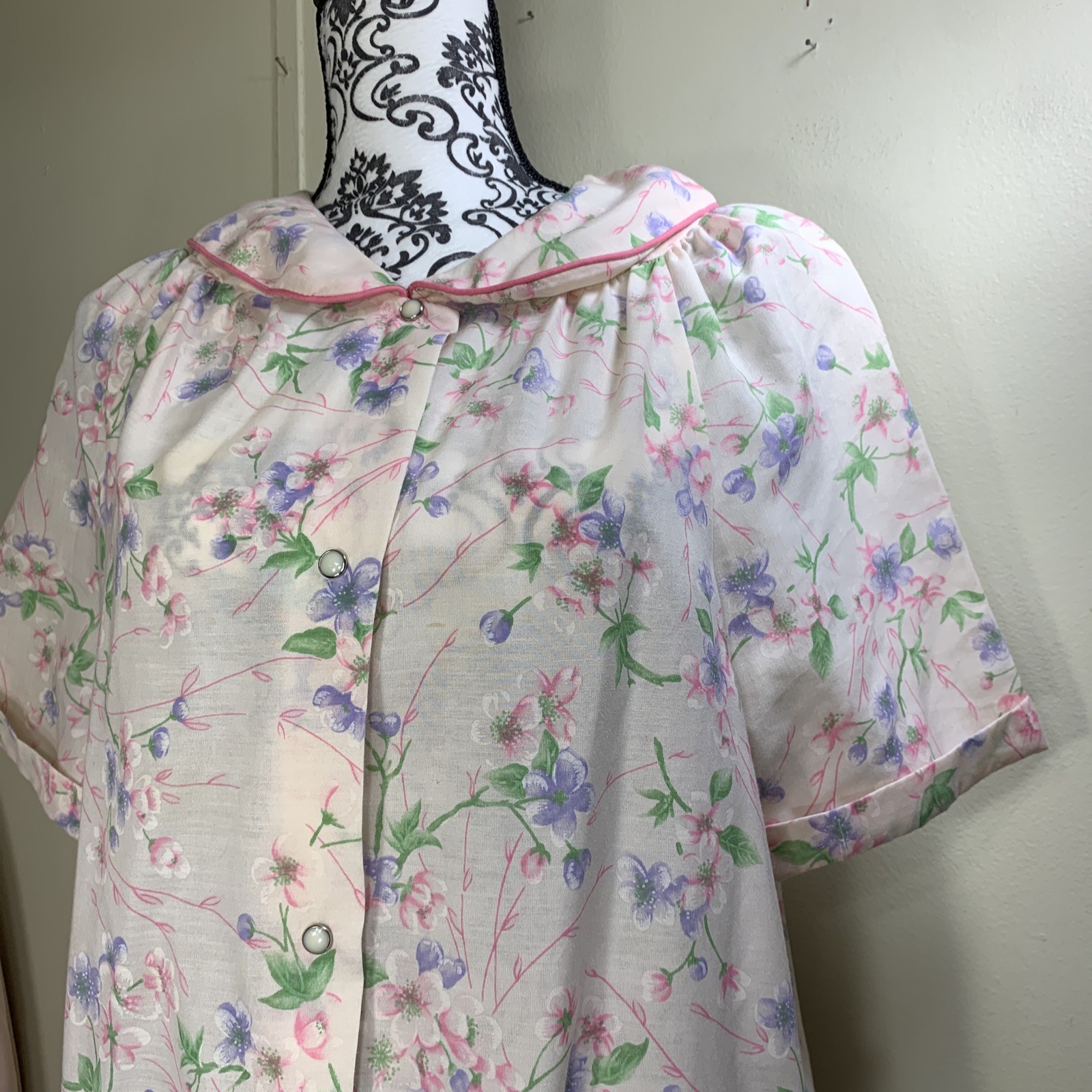 Vintage Women’s Robe Snap Front Duster Size Medium House Dress Lounger Pockets