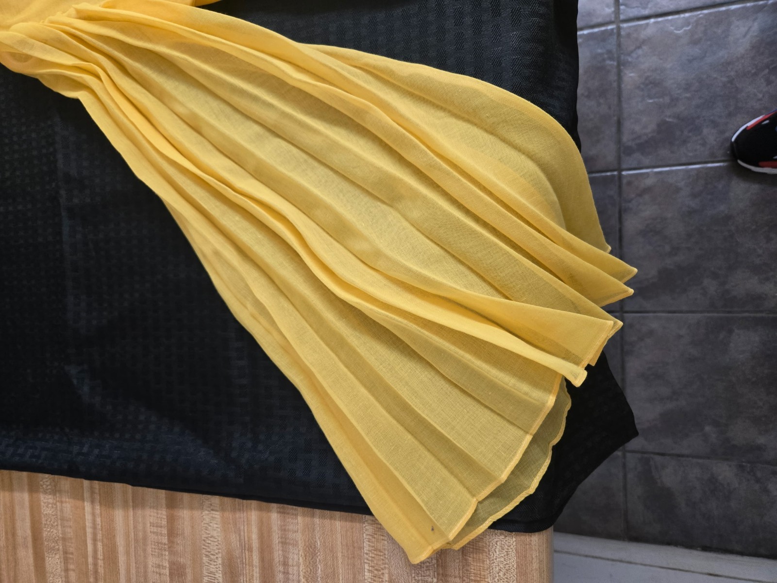 Vtg. Shapely Classic 1970s top; yellow dacron/cotton, pleated sleeves.