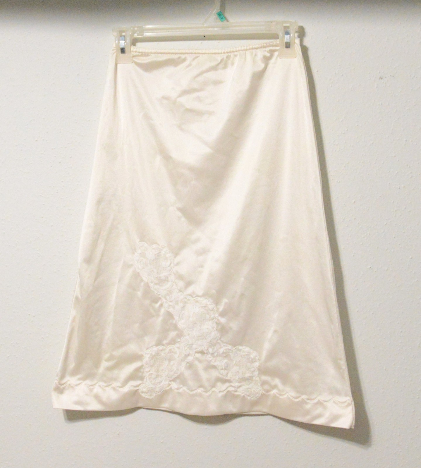 Unique Vintage White Lace Slip Skirt Vintage Richform retro 1970’s size Medium