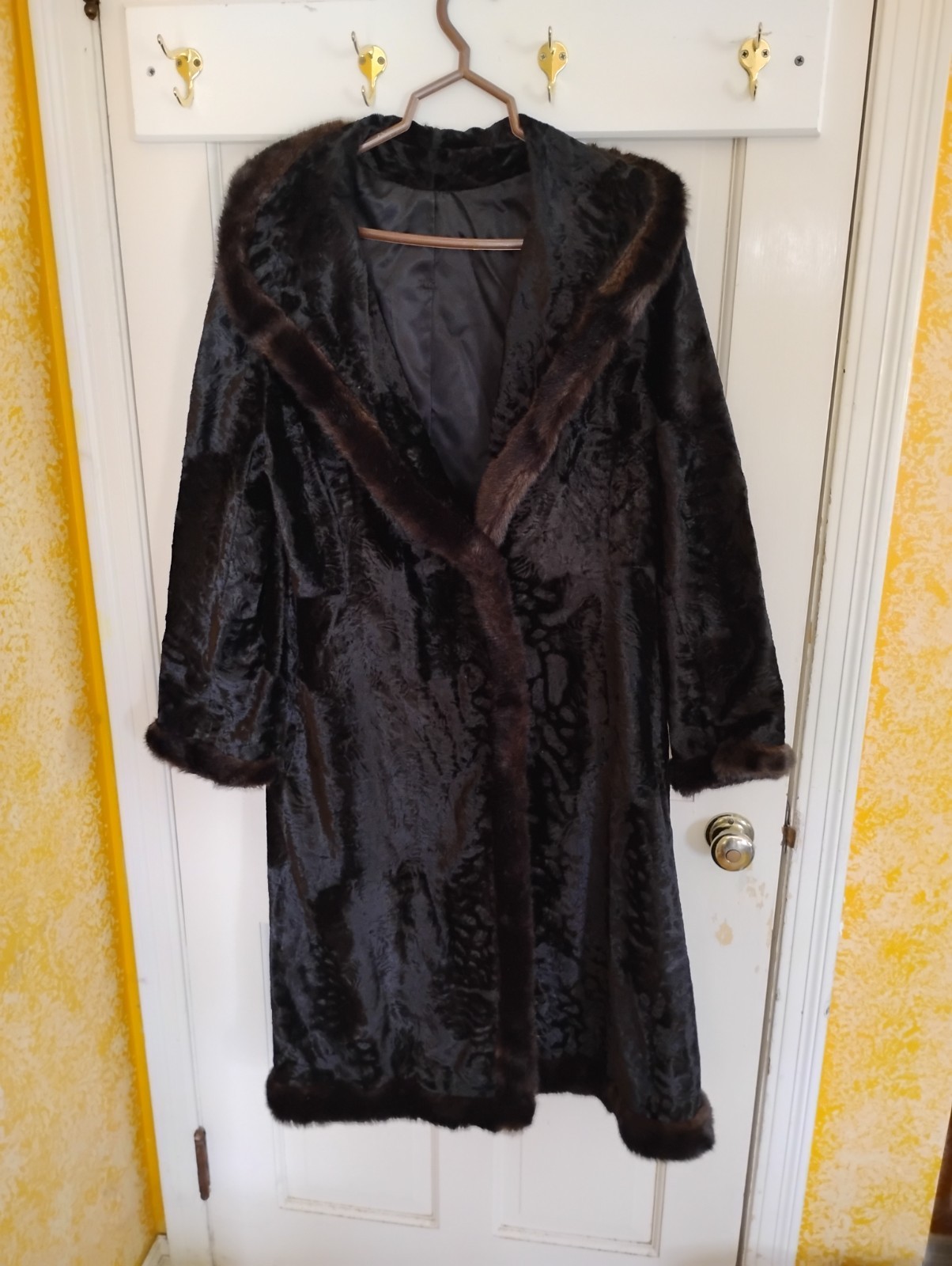 1960s Vintage Women’s Coat Borella by Sportowne Crushed Velvet Satin Lining