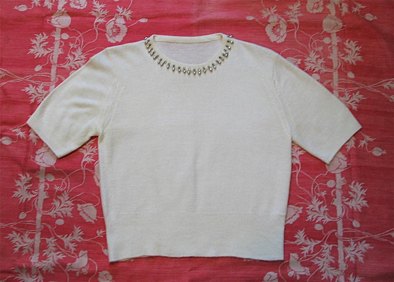 VINTAGE 1950S~ WHITE ORLON SHORT SLEEVE SWEATER TOP~ FAUX PEARL NECKLINE~34~S