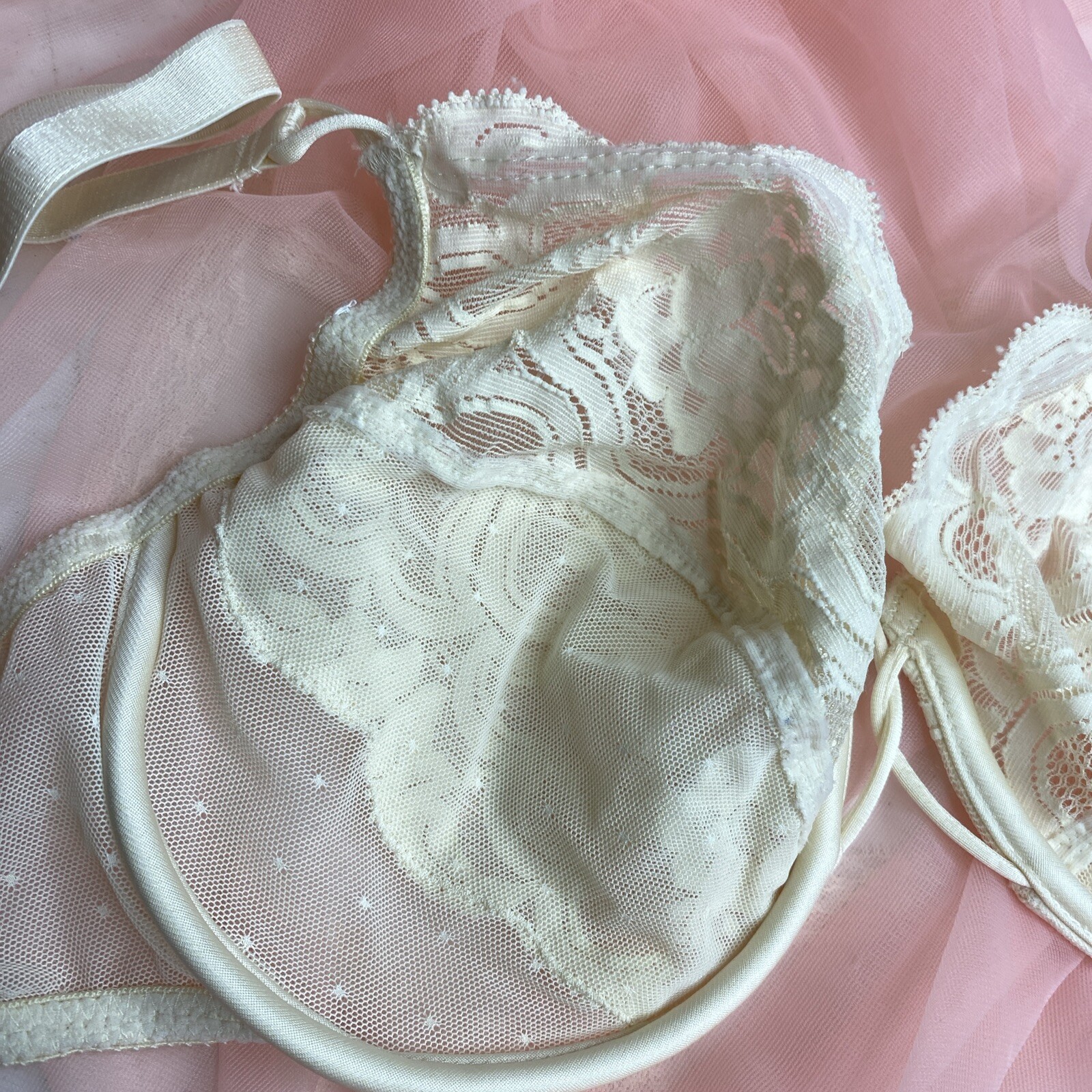 Vintage Vanity Fair Nylon Lace Unlined Bra Size 34D Ivory Underwired Fem 75-075