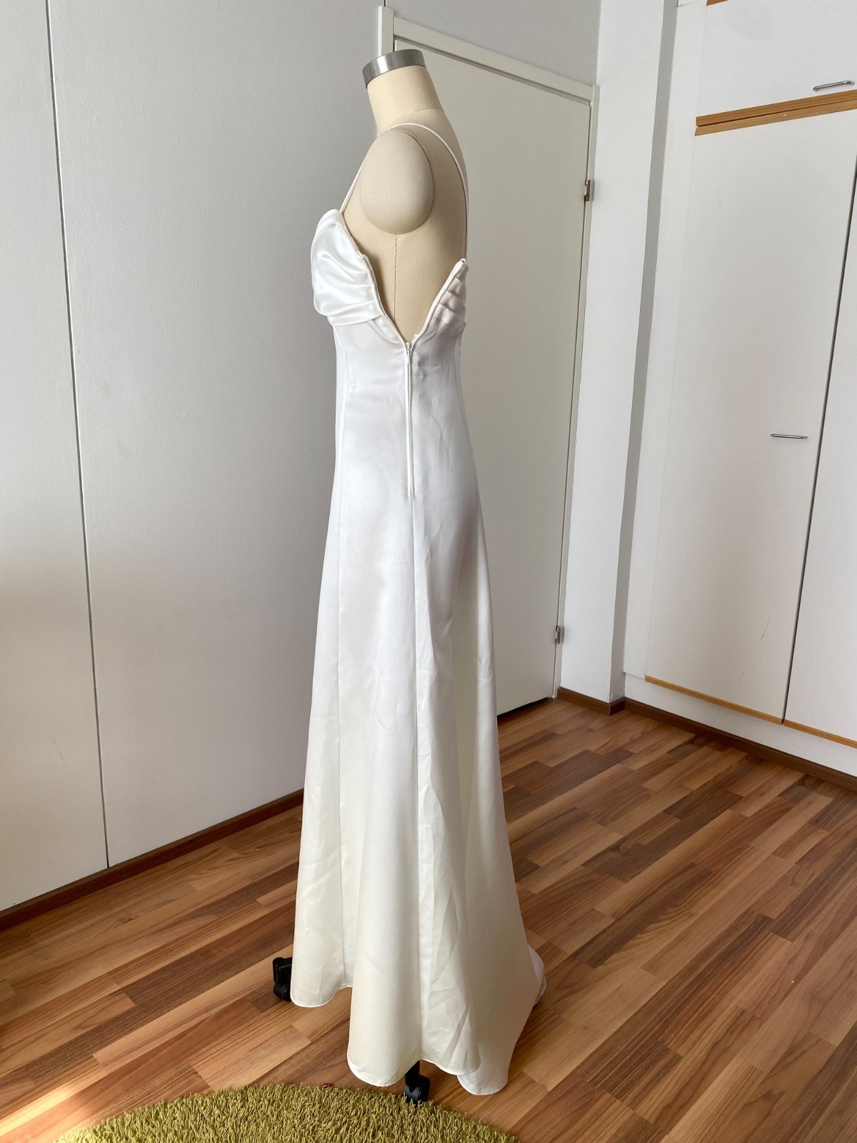 Vera MONT Vintage Wedding Dress Minimalist Spaghetti Straps Floor Length Bridal