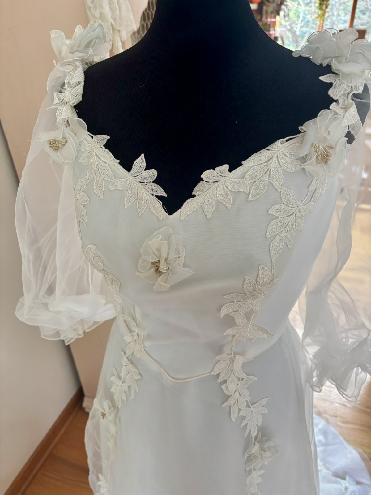 VINTAGE 1970’S WHITE LACE DAISY JULIET SLEEVE DRESS Blue Bows Bridal
