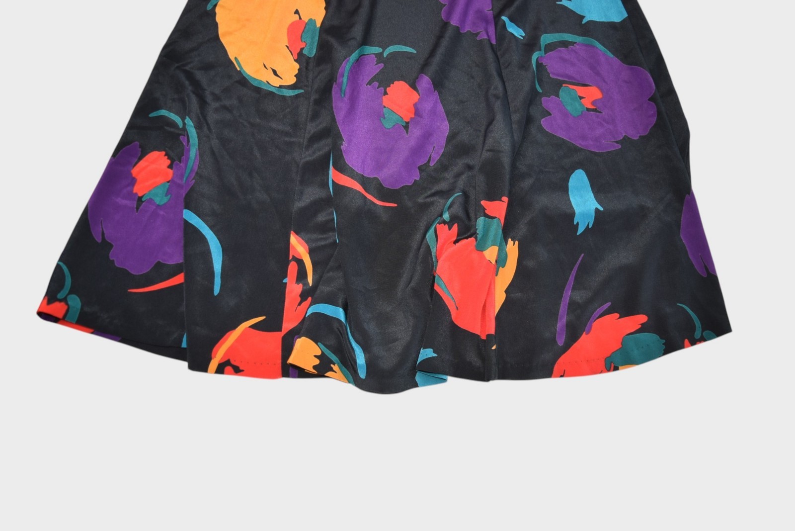 Vintage Skirt Women 6 Black Floral Art Flare Flowy Midi Knee Length Shirtstrings