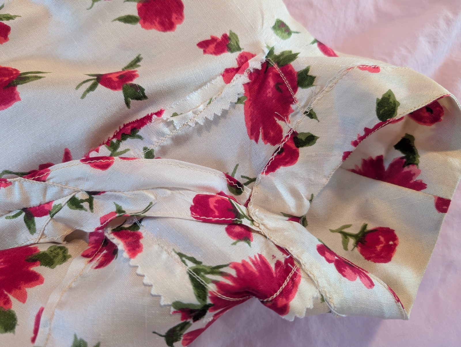 1950s 1960s Day Dress Red Floral Silky Fabric Covered Buttons Straight Skirt S/M