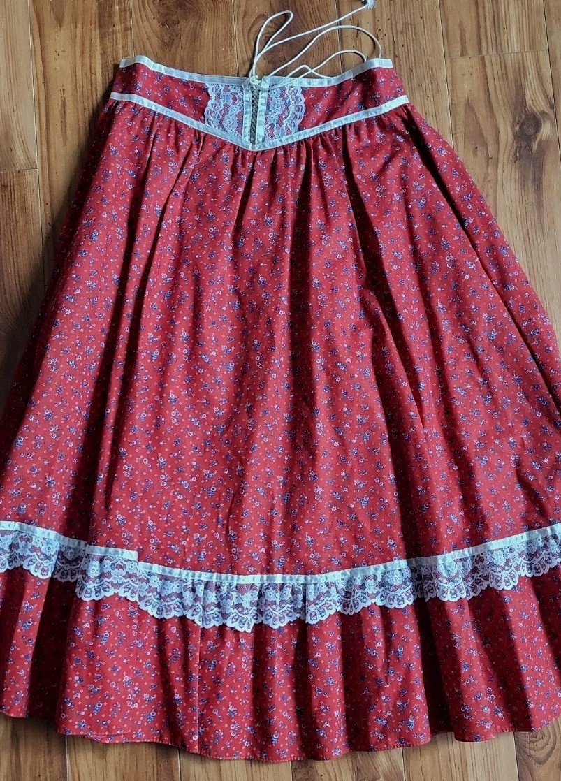 Vintage Gunne Sax Red /Blue Tiny flower Skirt. With Lace. Sz 13
